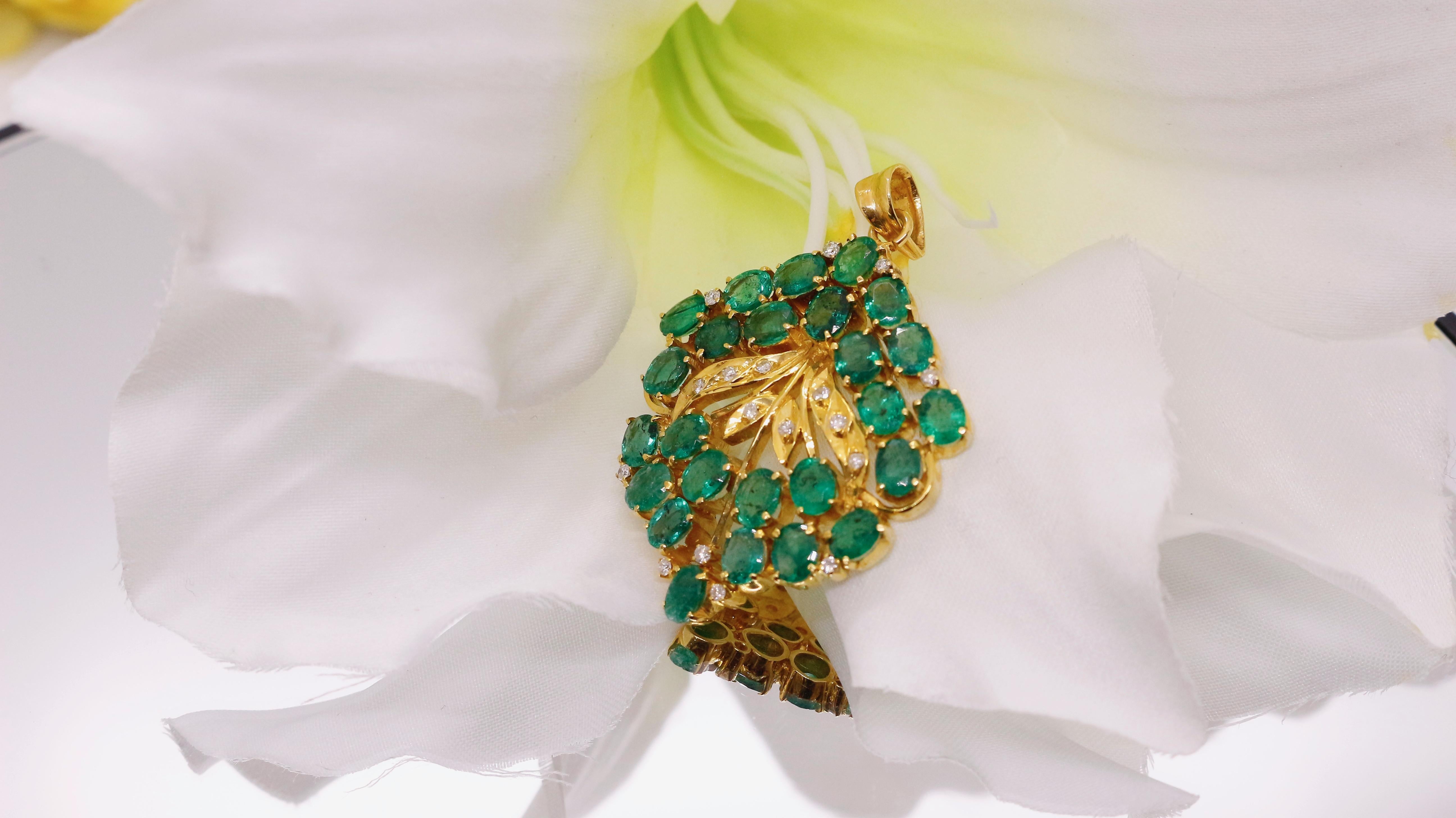 Donna Ciondolo a forma di bouquet di smeraldi realizzato a mano in oro 18 carati in vendita