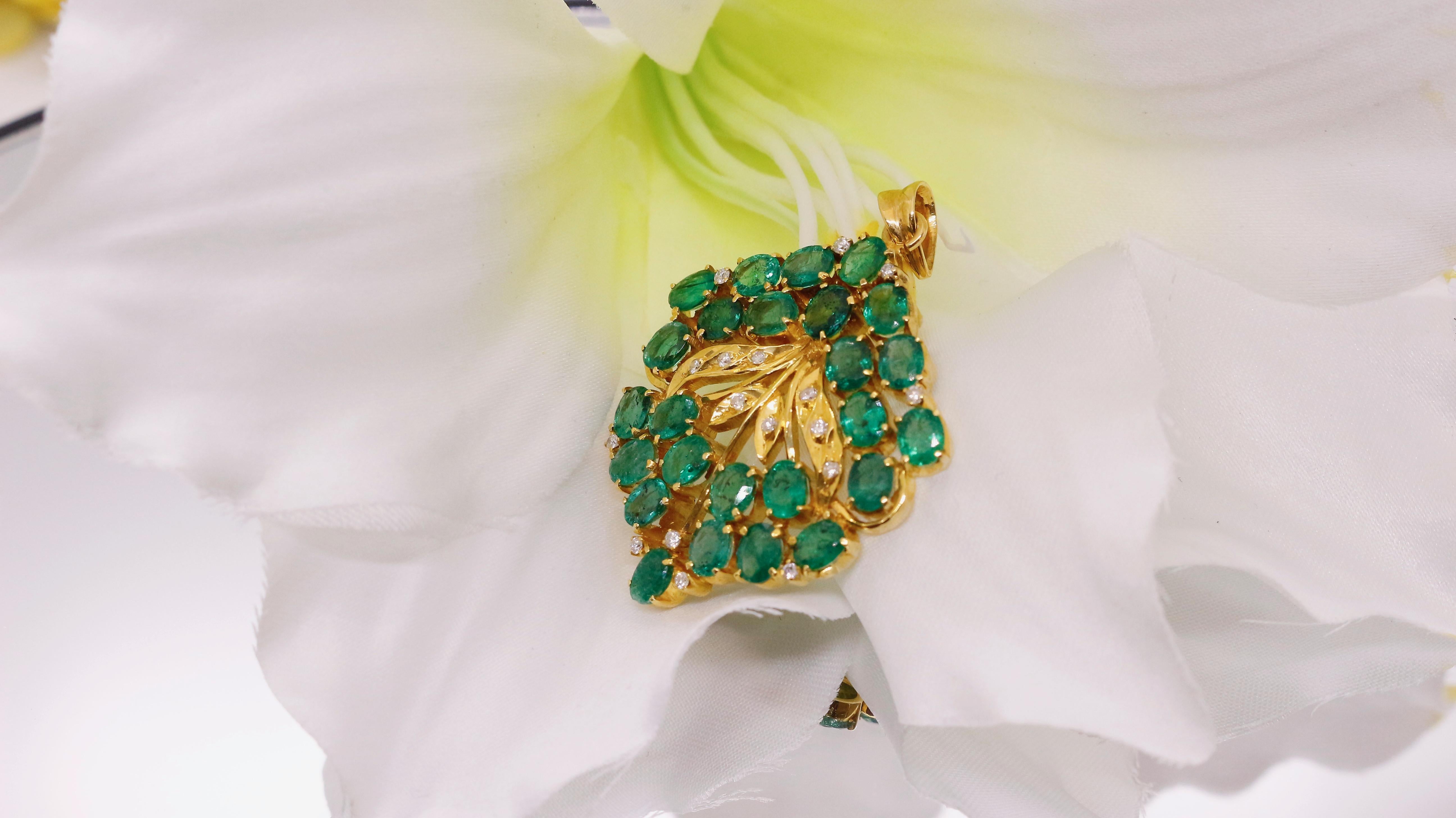 Handcrafted Emerald Bouquet Pendant in 18 Karat Gold For Sale 1
