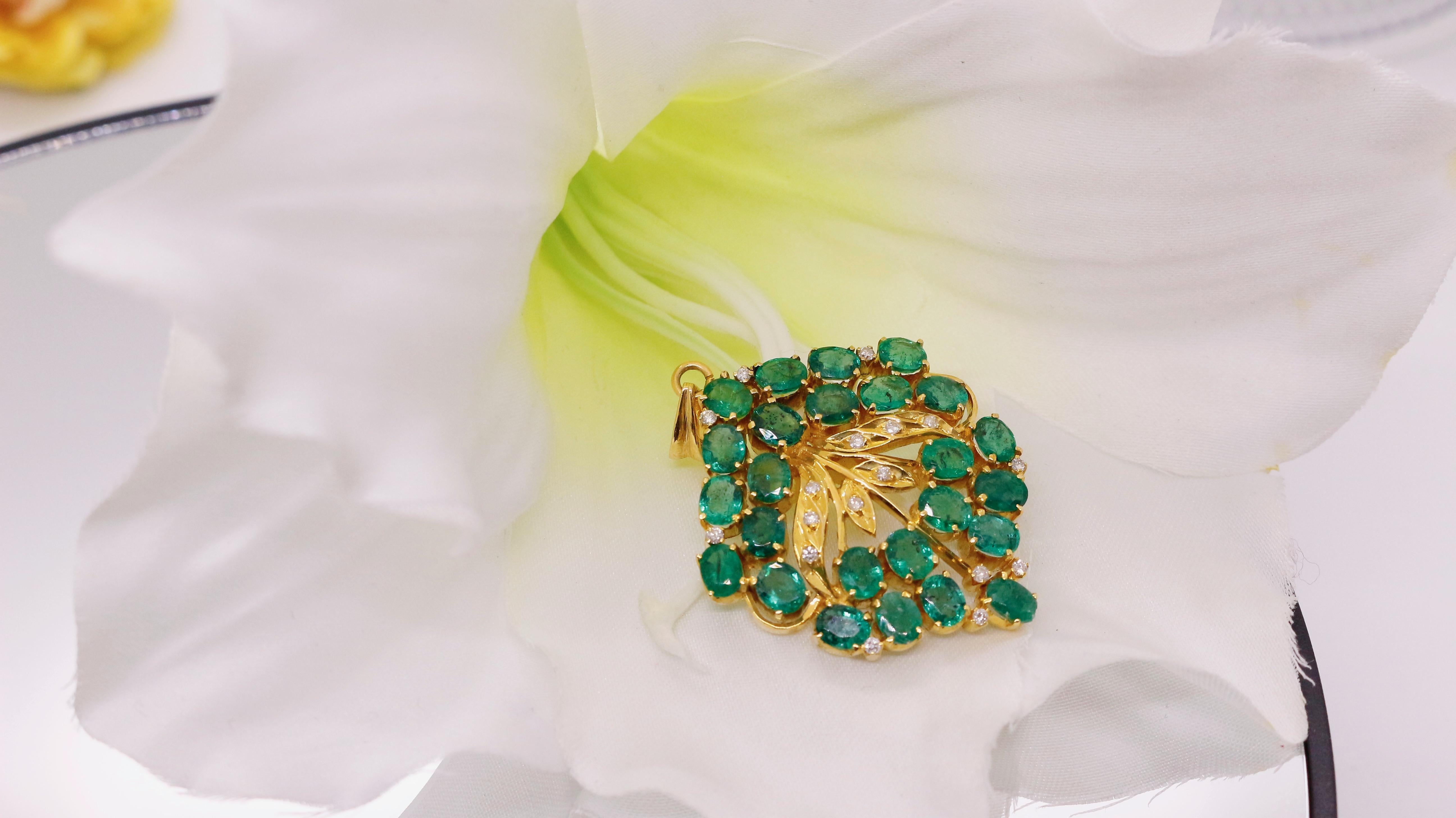 Handcrafted Emerald Bouquet Pendant in 18 Karat Gold For Sale 2
