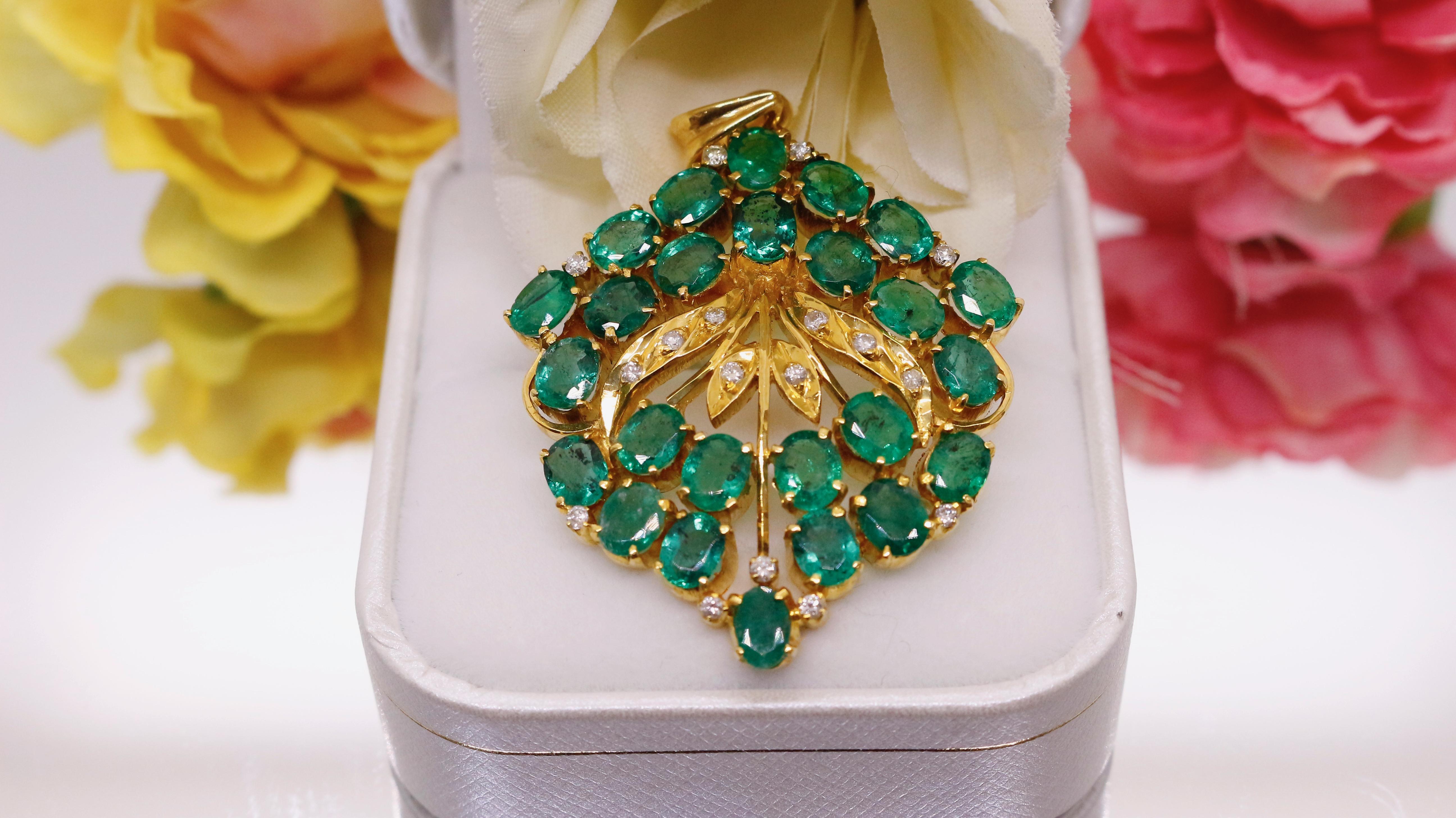 Ciondolo a forma di bouquet di smeraldi realizzato a mano in oro 18 carati in vendita 3