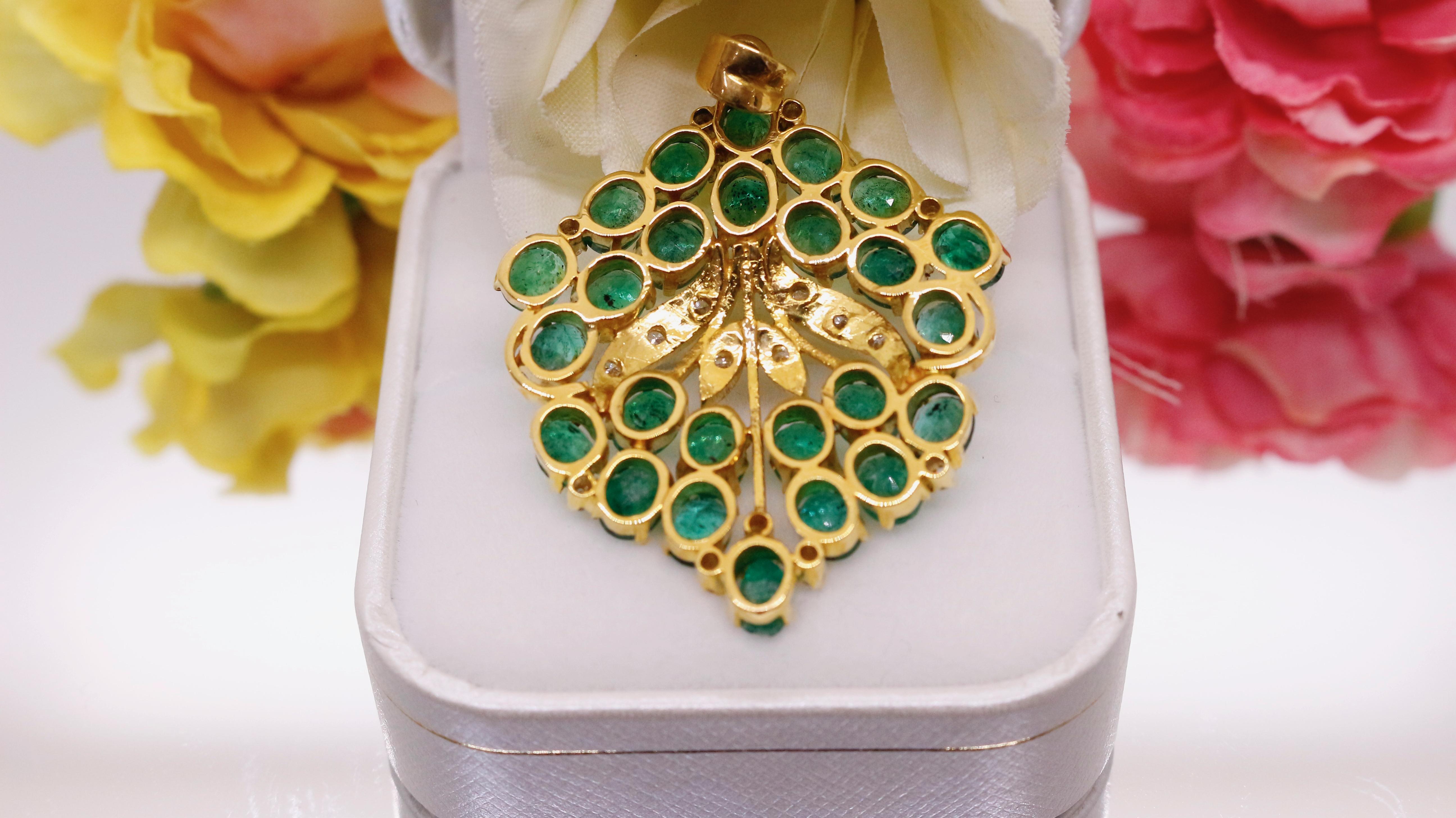 Handcrafted Emerald Bouquet Pendant in 18 Karat Gold For Sale 4