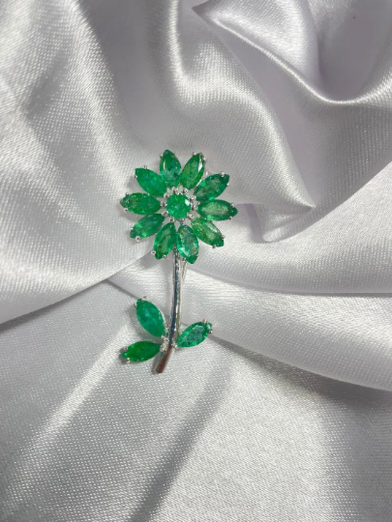 Art Deco Handmade Genuine Emerald Flower Brooch in 925 Sterling Silver For Sale