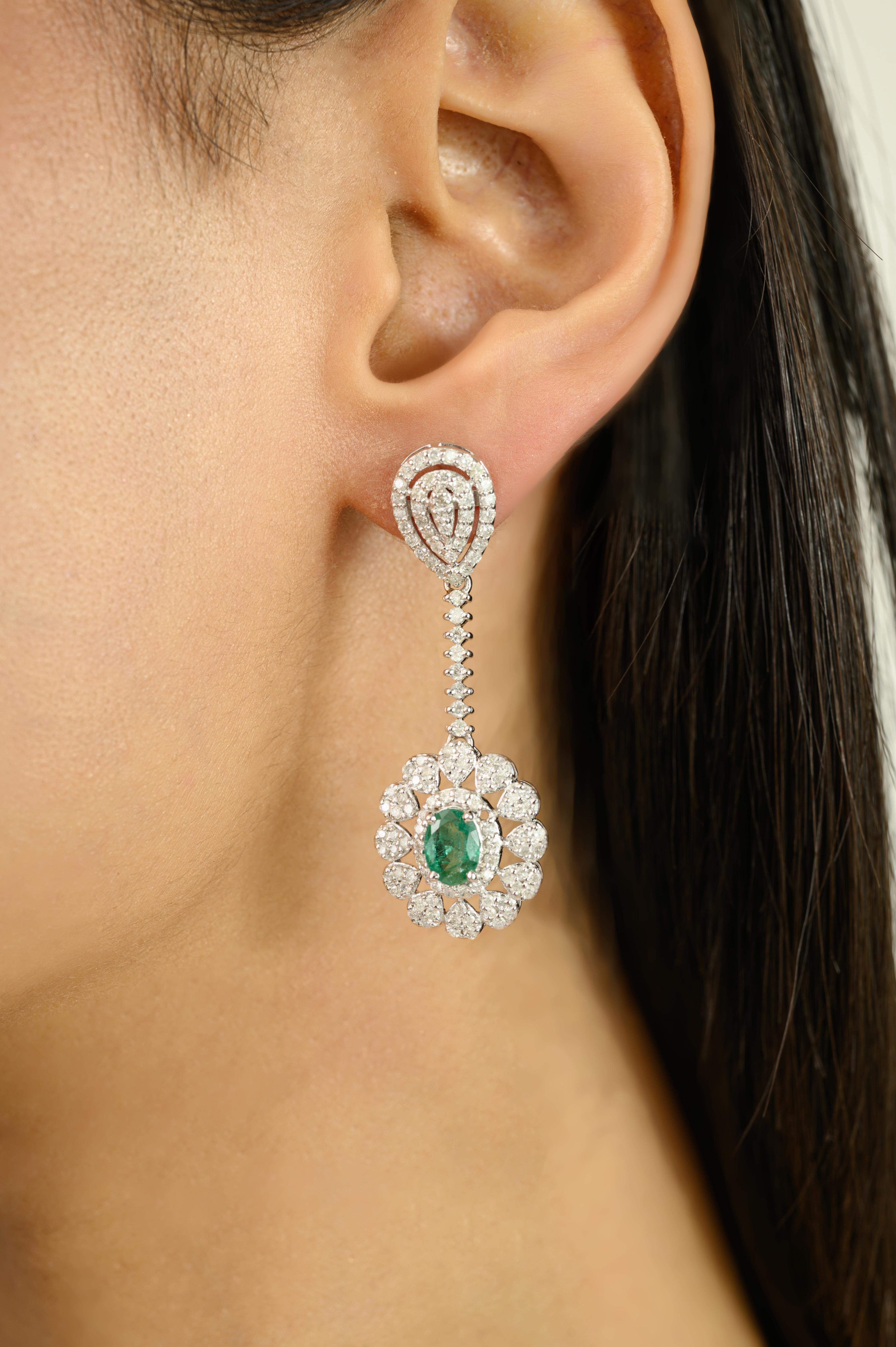 Rehaussez votre élégance avec ces boucles d'oreilles pendantes florales en émeraudes et diamants, fabriquées à la main et méticuleusement en luxueux or blanc 14k. Chaque boucle d'oreille présente un poids total de 1,33 carat d'émeraudes vertes