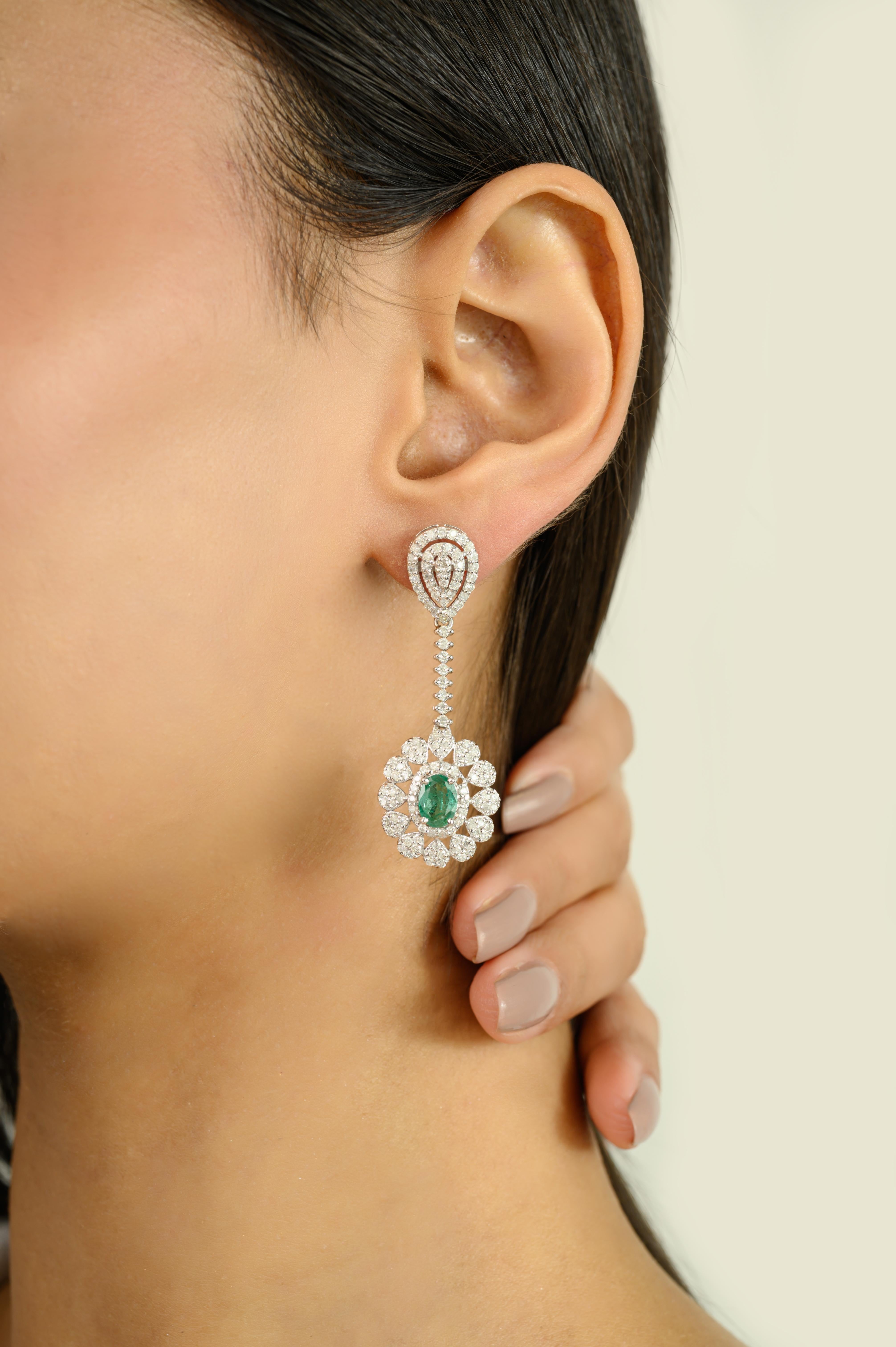 Boucles d'oreilles pendantes en or 14k avec émeraudes et diamants Bijoux de luxe Pour femmes en vente