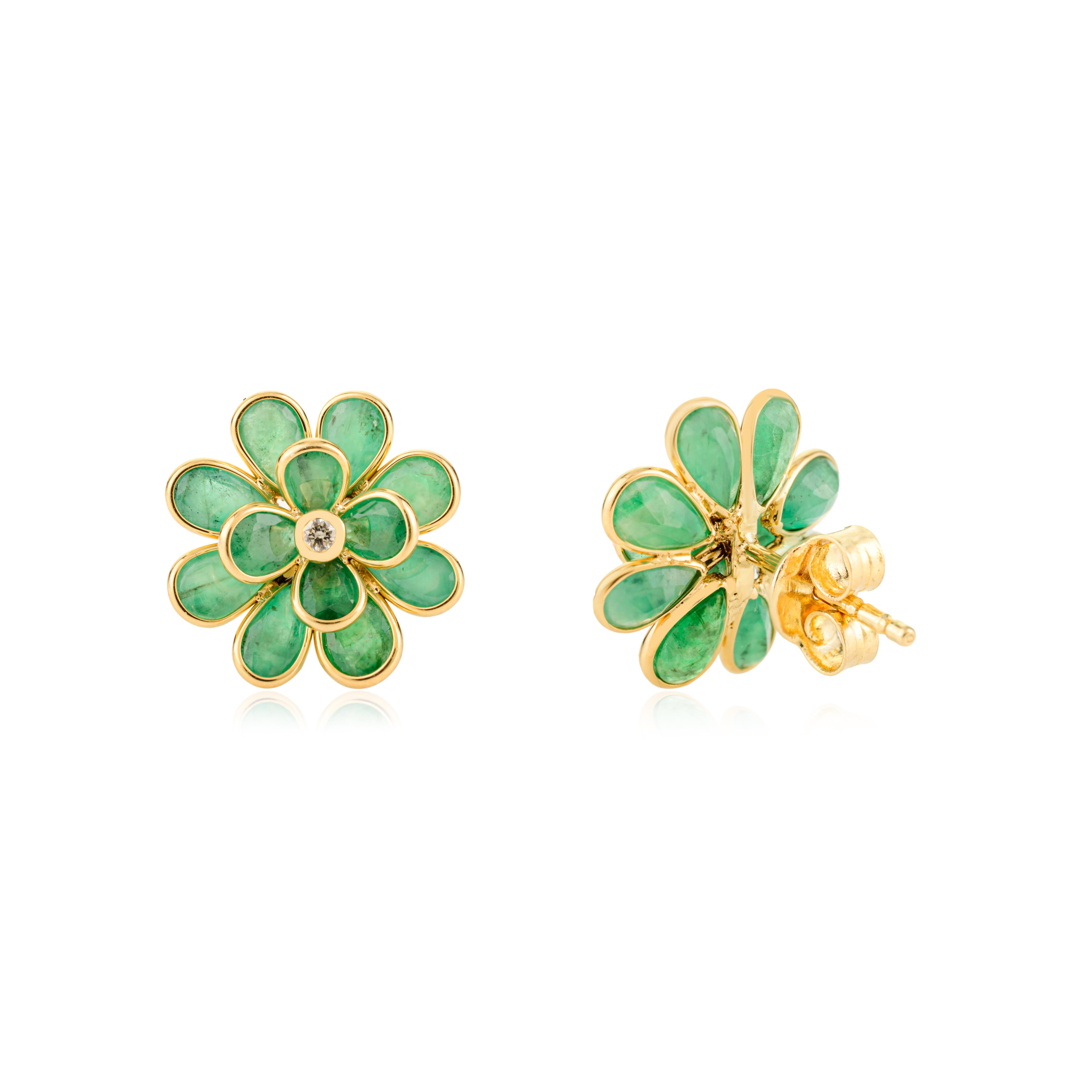 Art déco Handcrafted Emerald Floral Stud Earrings in 18K Yellow Gold with Diamond Center en vente