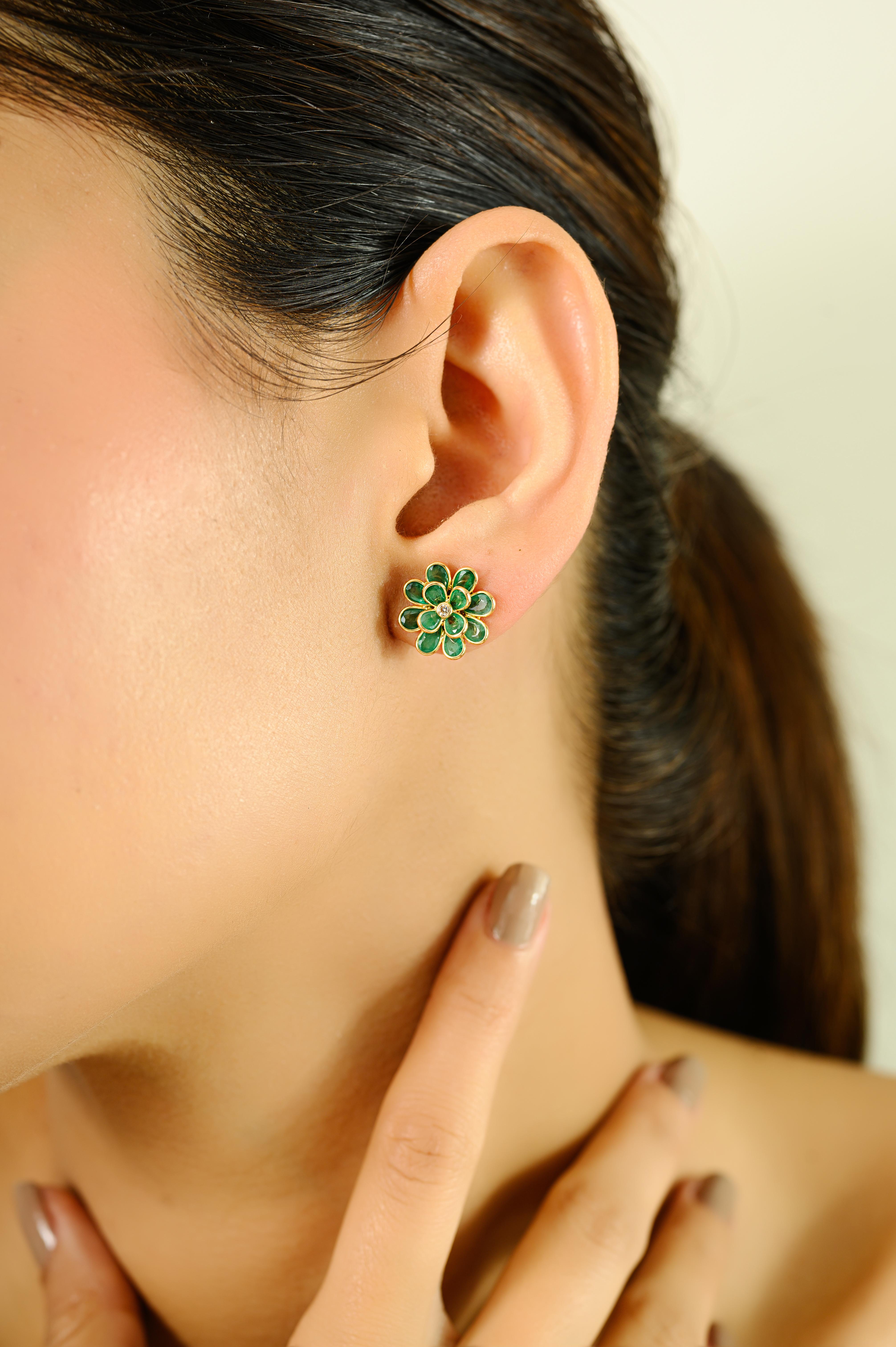 Taille poire Handcrafted Emerald Floral Stud Earrings in 18K Yellow Gold with Diamond Center en vente
