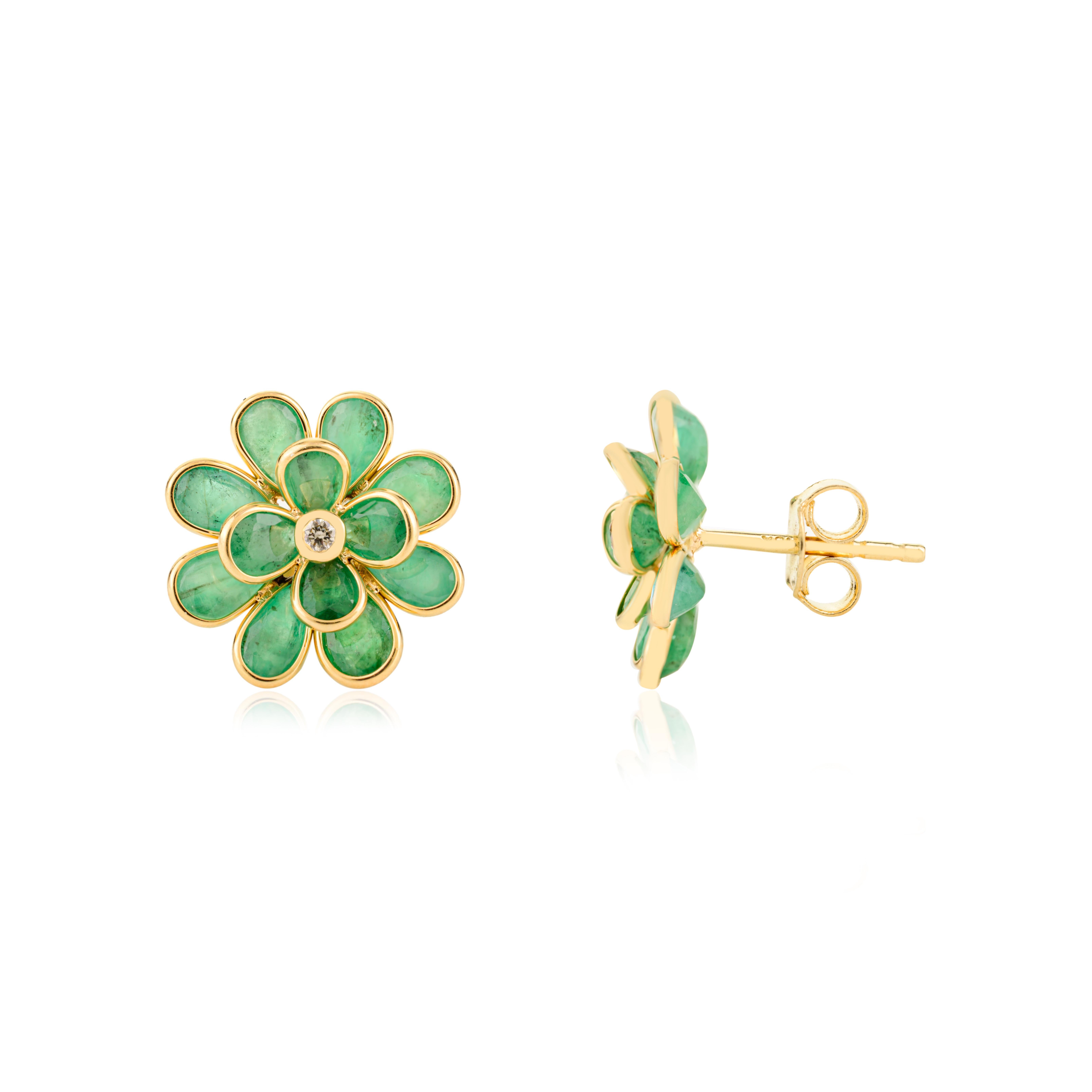 Handcrafted Emerald Floral Stud Earrings in 18K Yellow Gold with Diamond Center Neuf - En vente à New York, NY