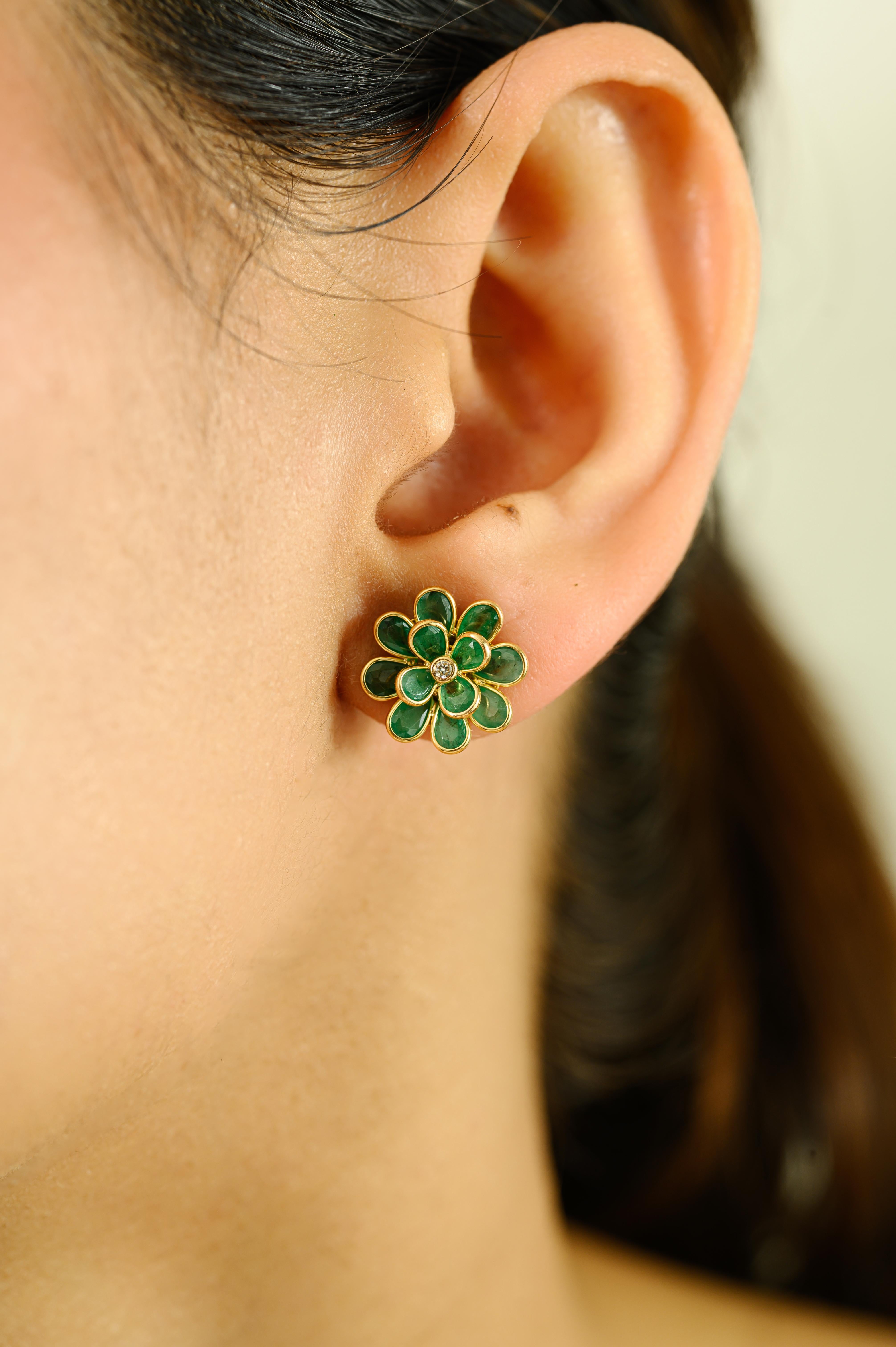 Handcrafted Emerald Floral Stud Earrings in 18K Yellow Gold with Diamond Center Pour femmes en vente