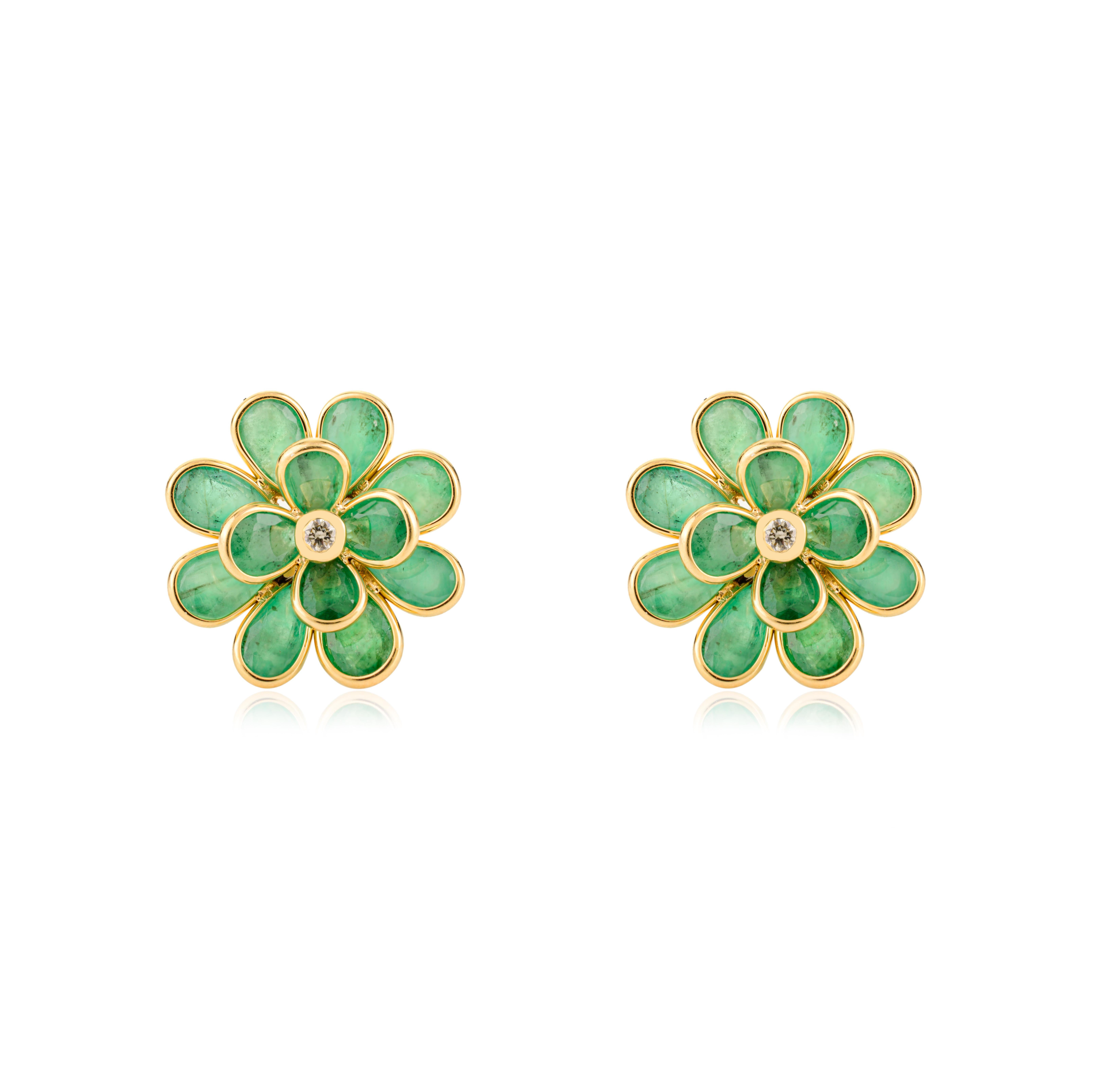 Handcrafted Emerald Floral Stud Earrings in 18K Yellow Gold with Diamond Center en vente 1
