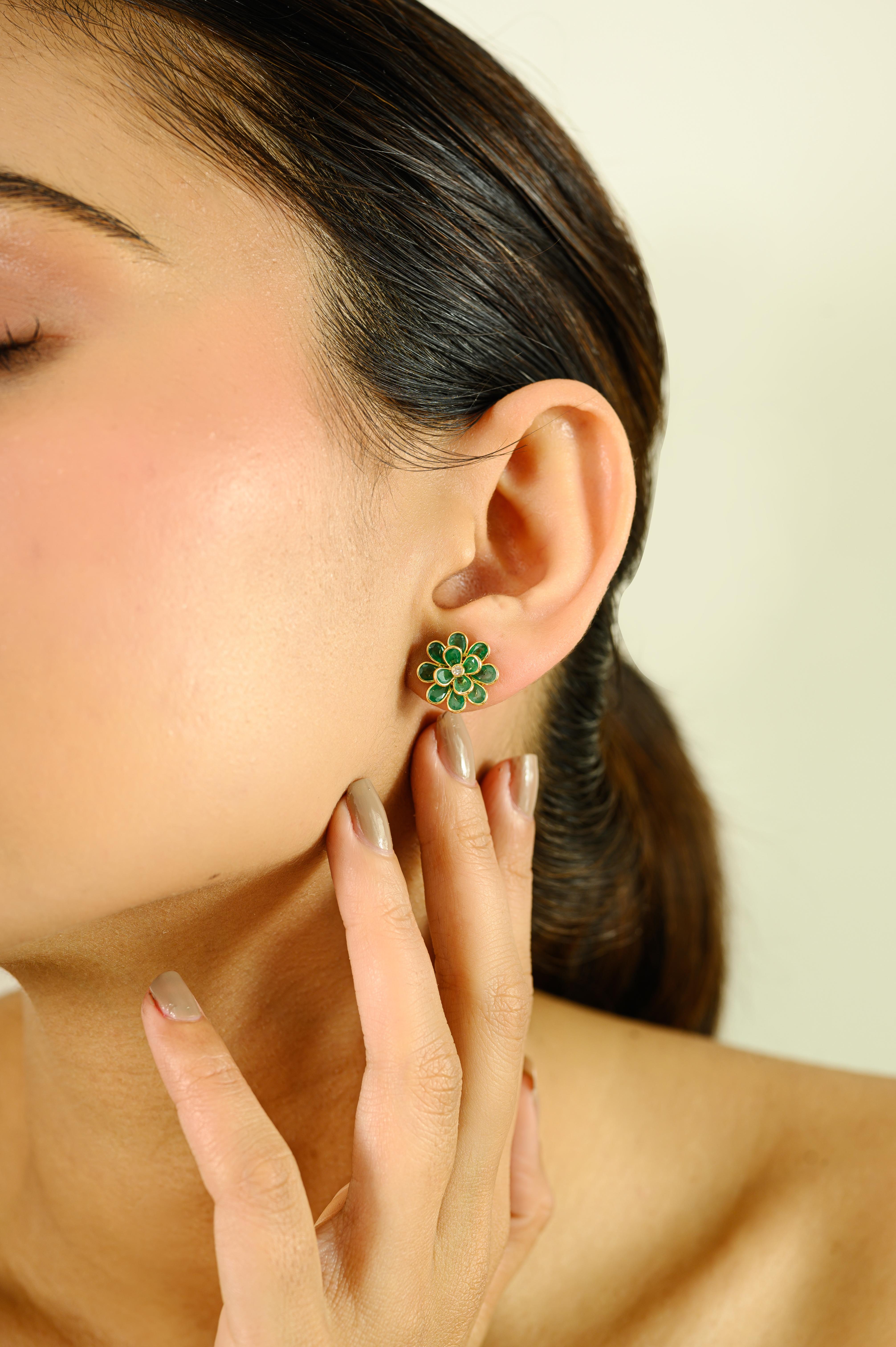 Handcrafted Emerald Floral Stud Earrings in 18K Yellow Gold with Diamond Center en vente 2