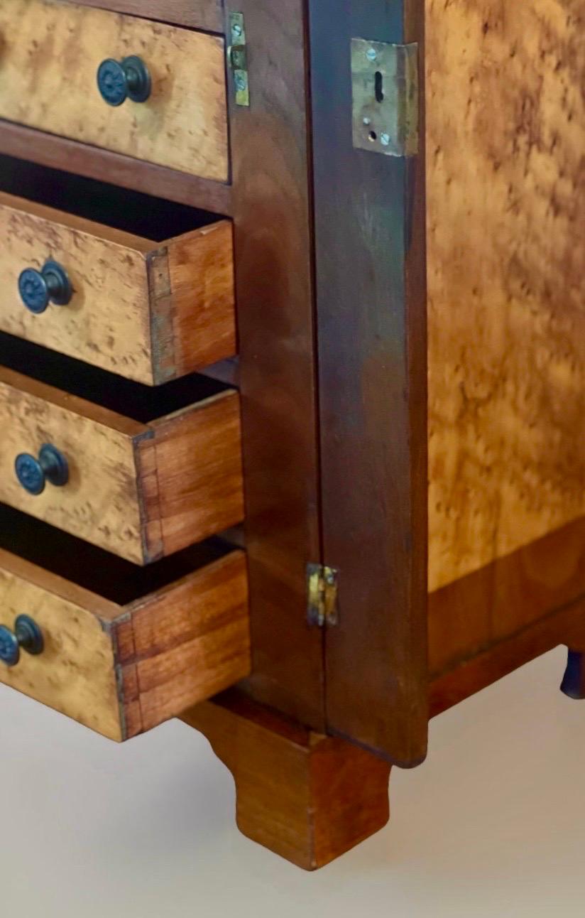 Handcrafted English Mahagoni und Wurzelholz Ahorn Miniature Wellington Chest im Angebot 5