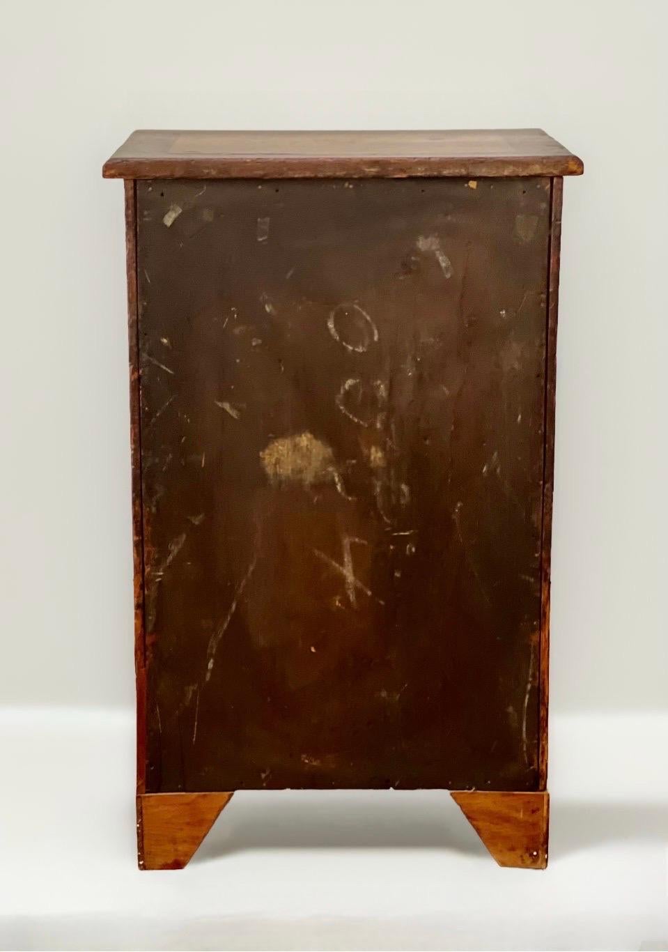 Handcrafted English Mahagoni und Wurzelholz Ahorn Miniature Wellington Chest im Angebot 7