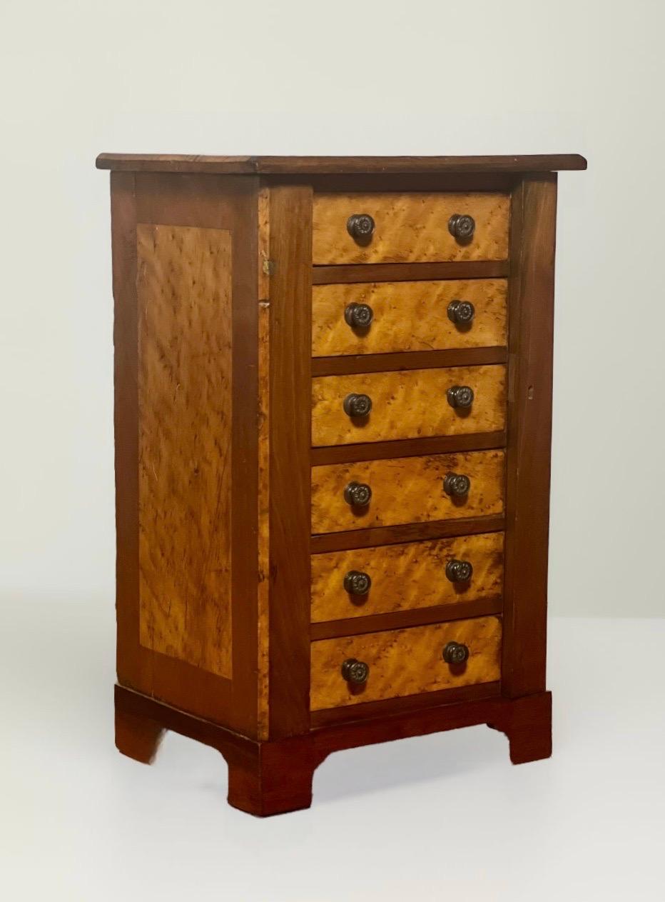 Handcrafted English Mahagoni und Wurzelholz Ahorn Miniature Wellington Chest (Viktorianisch) im Angebot
