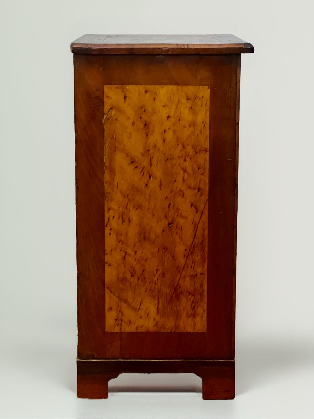 Handcrafted English Mahagoni und Wurzelholz Ahorn Miniature Wellington Chest im Zustand „Gut“ im Angebot in Doylestown, PA