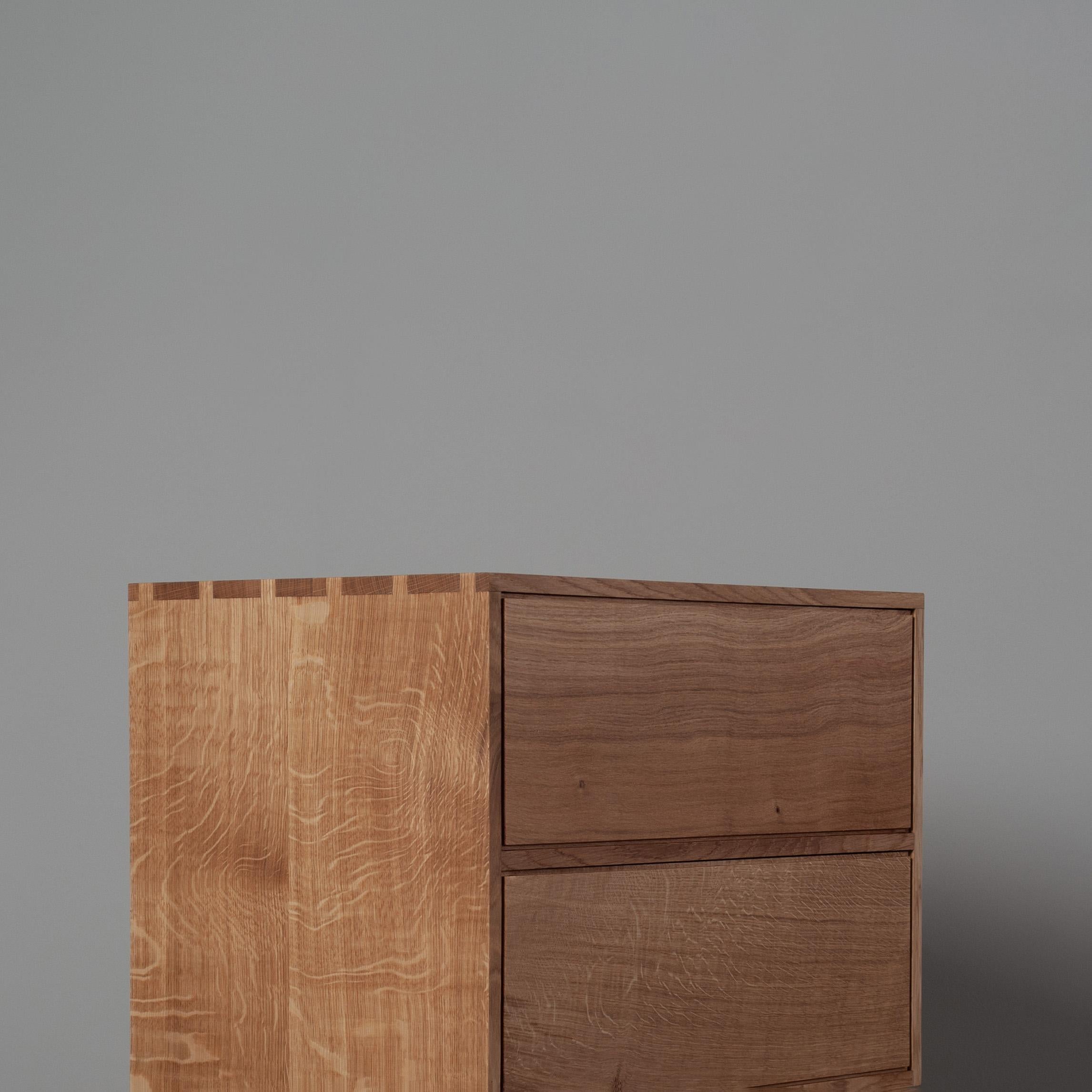 Cassettiera artigianale in Oak Oak, Comodino in vendita 4