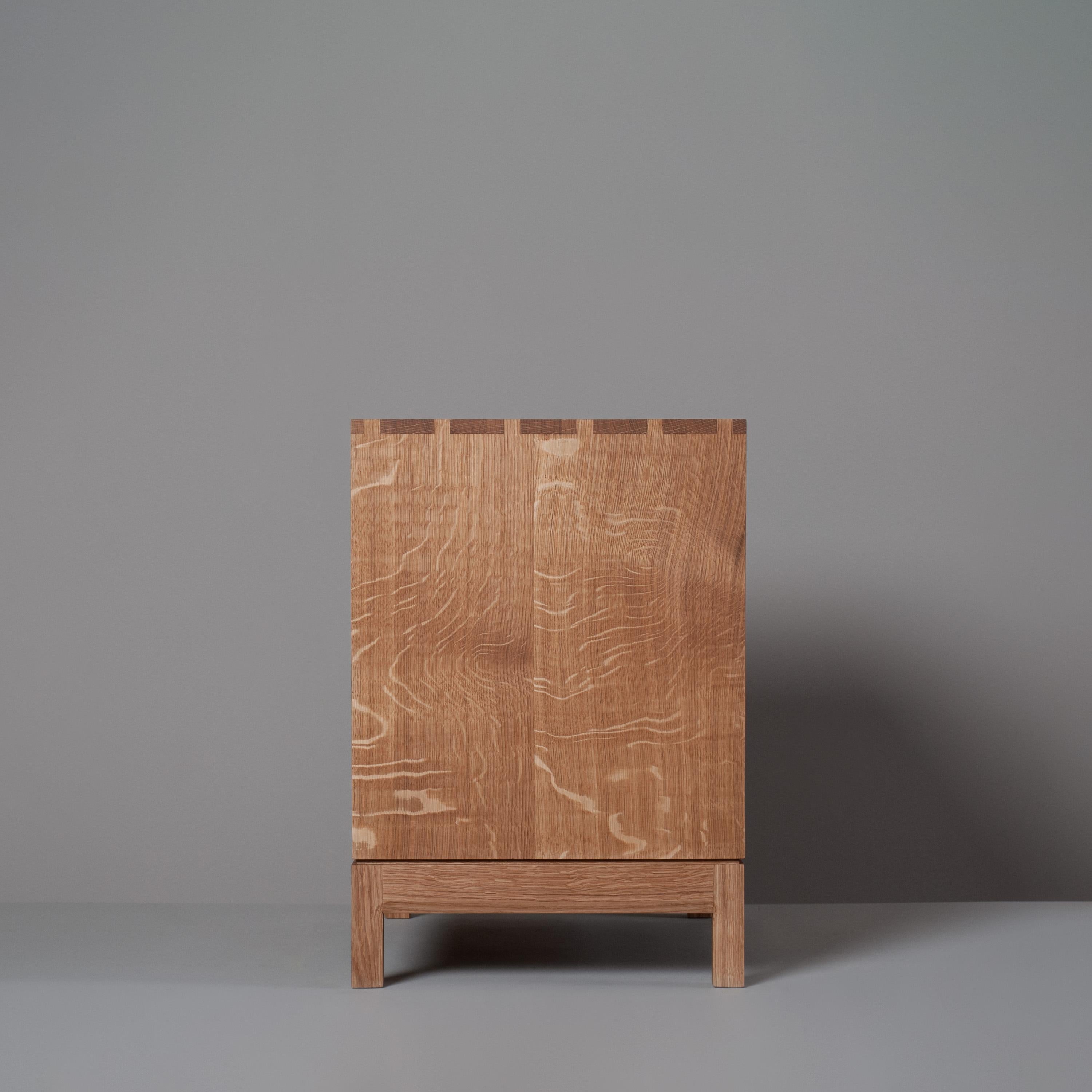 Fatto a mano Cassettiera artigianale in Oak Oak, Comodino in vendita