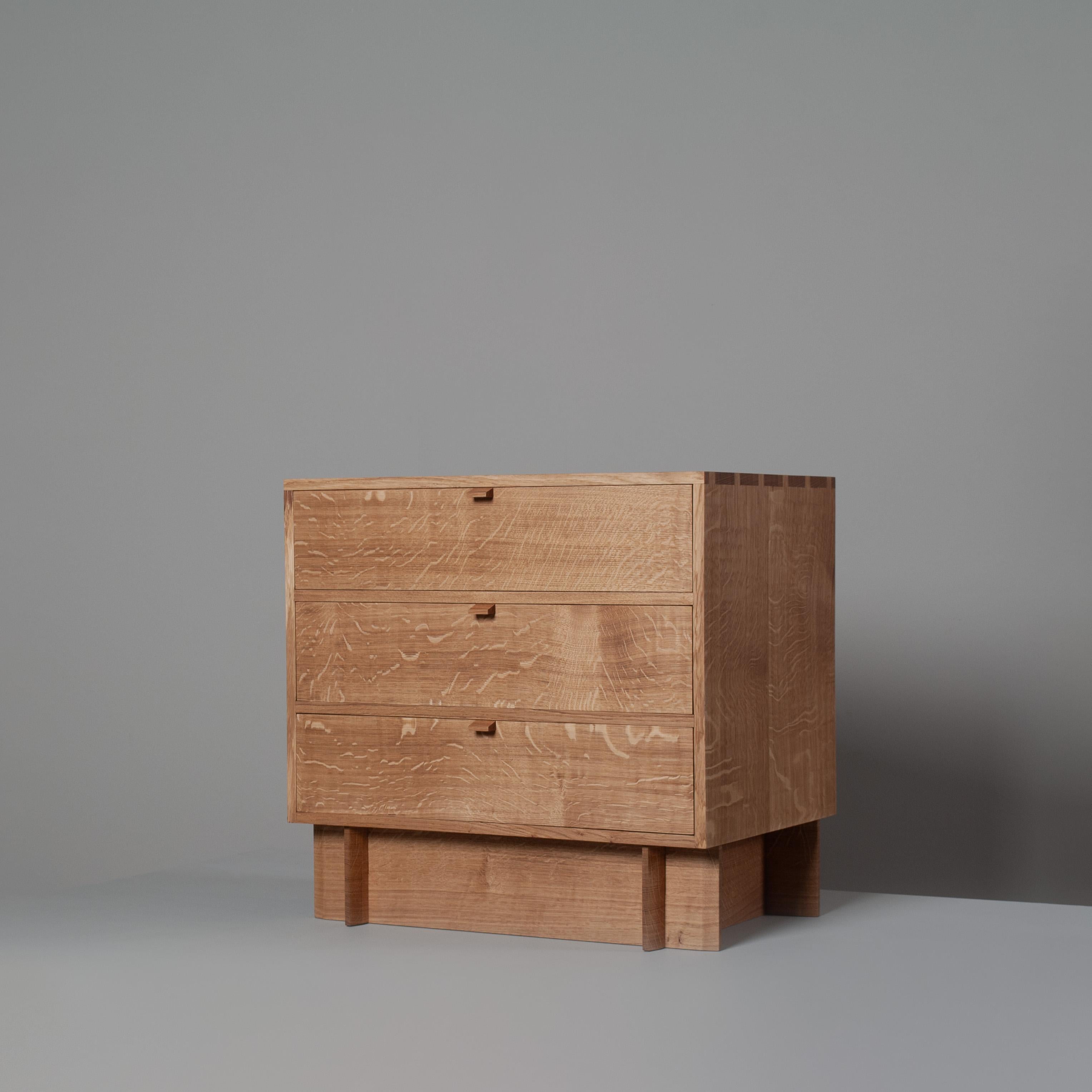 Fatto a mano Cassettiera artigianale in Oak Oak, Comodino in vendita