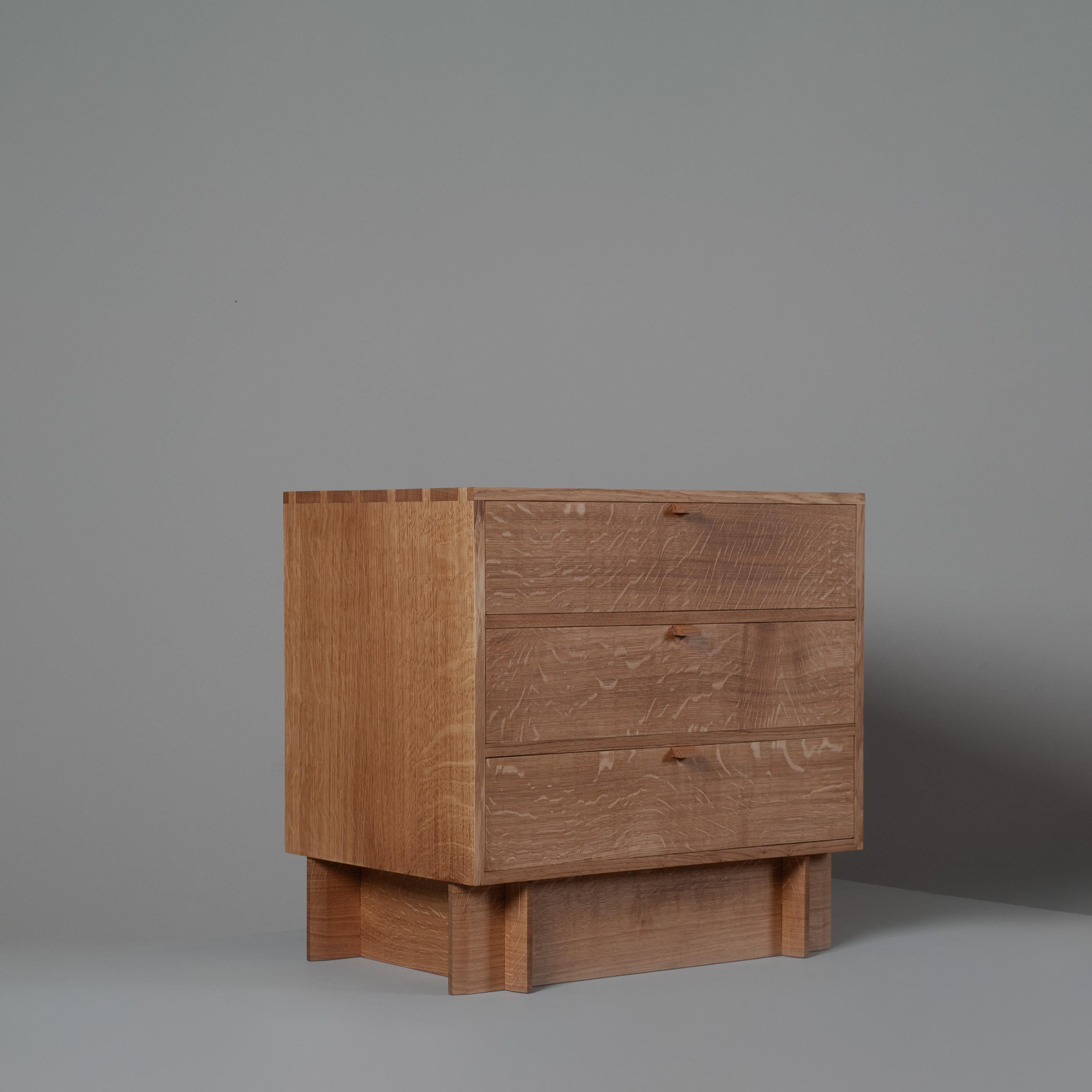 Cassettiera artigianale in Oak Oak, Comodino In condizioni Nuovo in vendita a London, GB