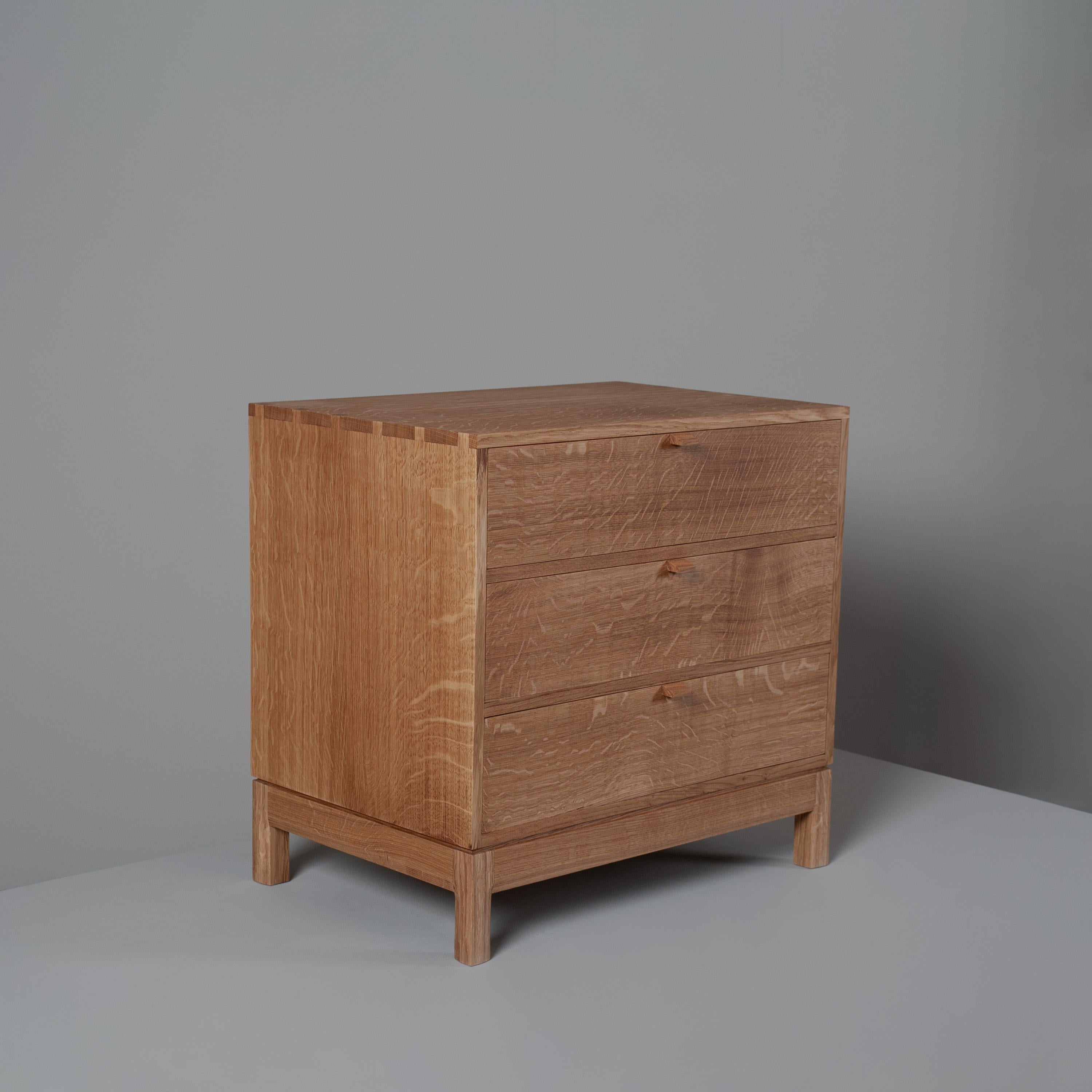 Cassettiera artigianale in Oak Oak, Comodino In condizioni Nuovo in vendita a London, GB