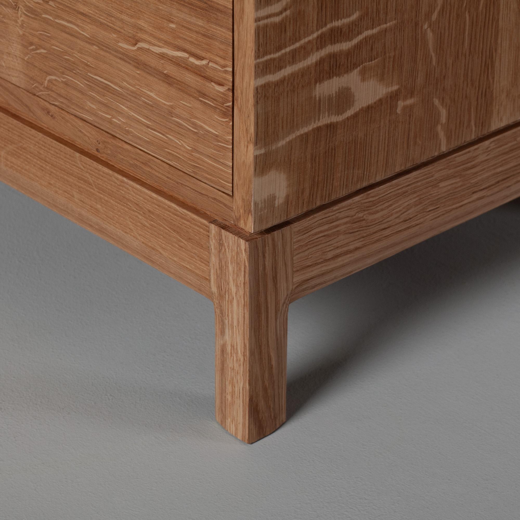XXI secolo e contemporaneo Cassettiera artigianale in Oak Oak, Comodino in vendita