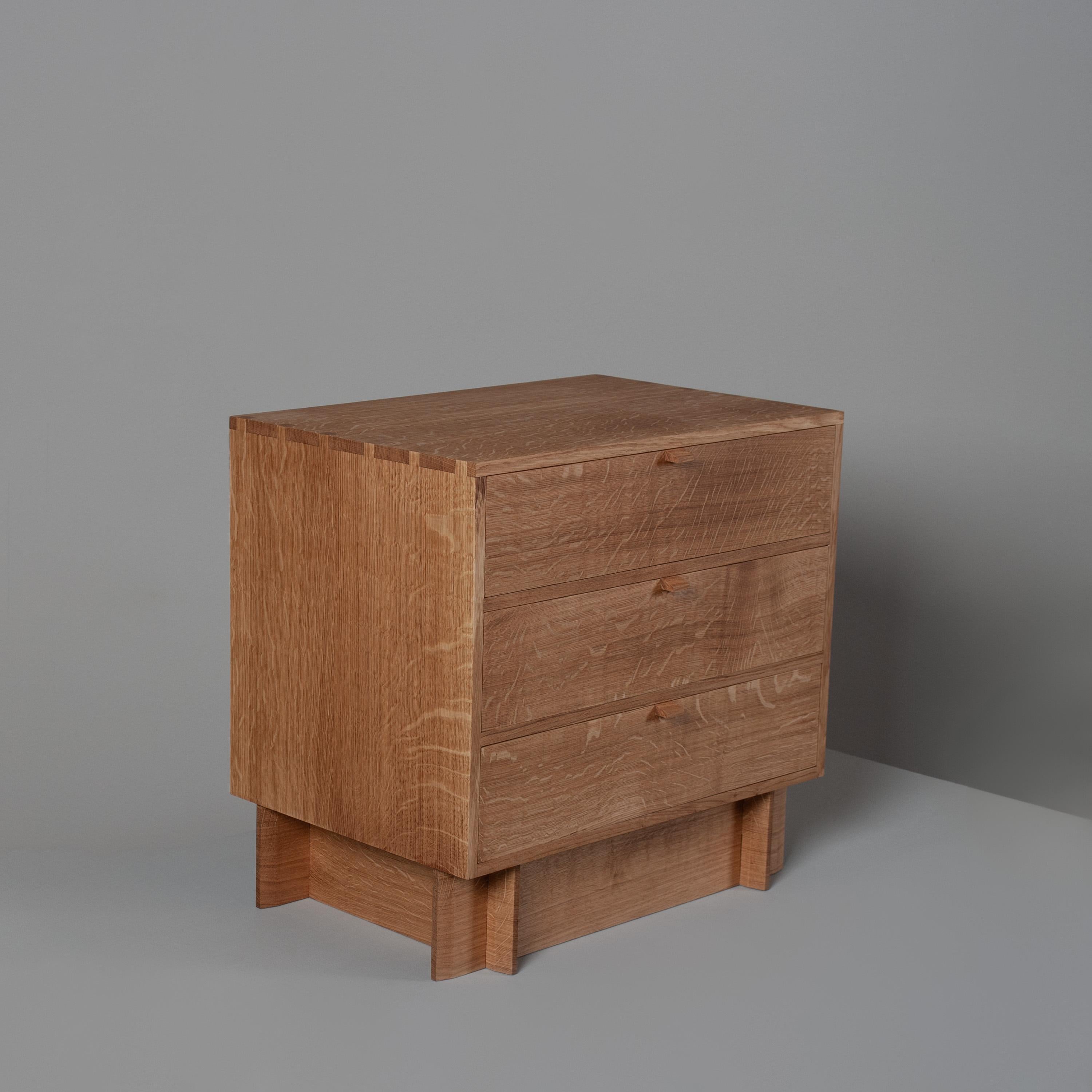 XXI secolo e contemporaneo Cassettiera artigianale in Oak Oak, Comodino in vendita