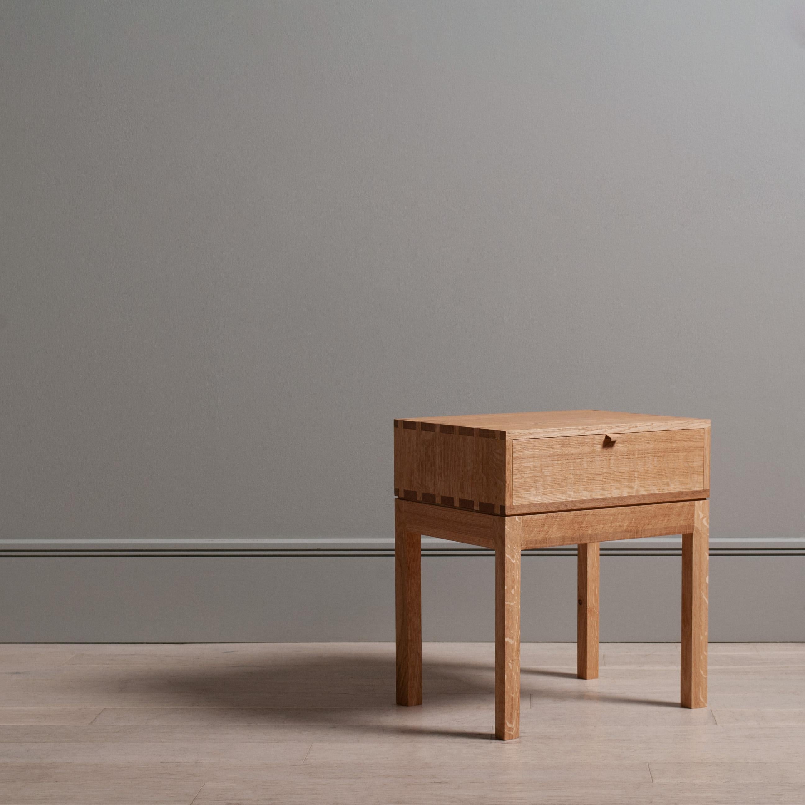 Table d'extrémité en chêne anglais, fabriquée à la main Stand de nuit en vente 2