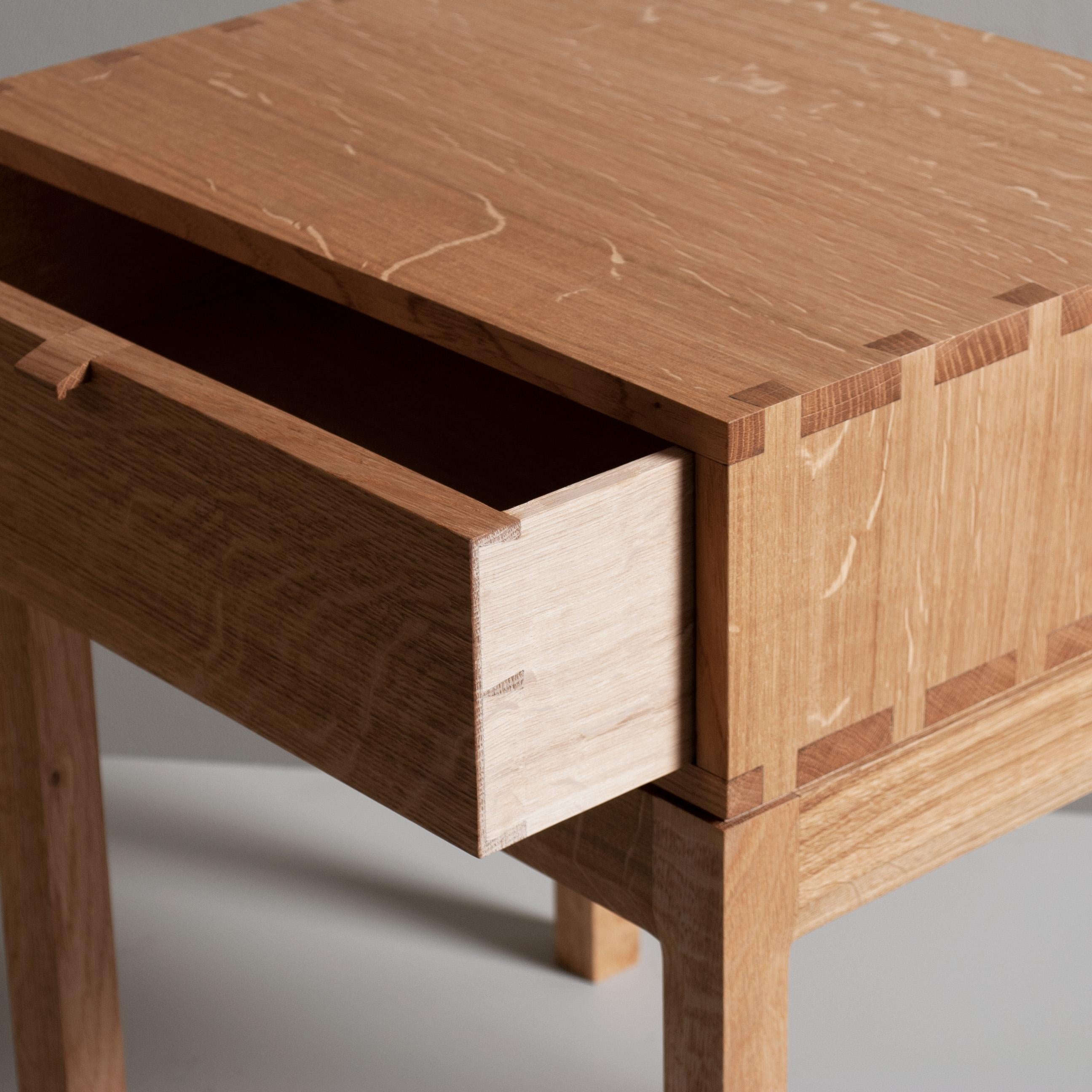 Moderne Table d'extrémité en chêne anglais, fabriquée à la main Stand de nuit en vente
