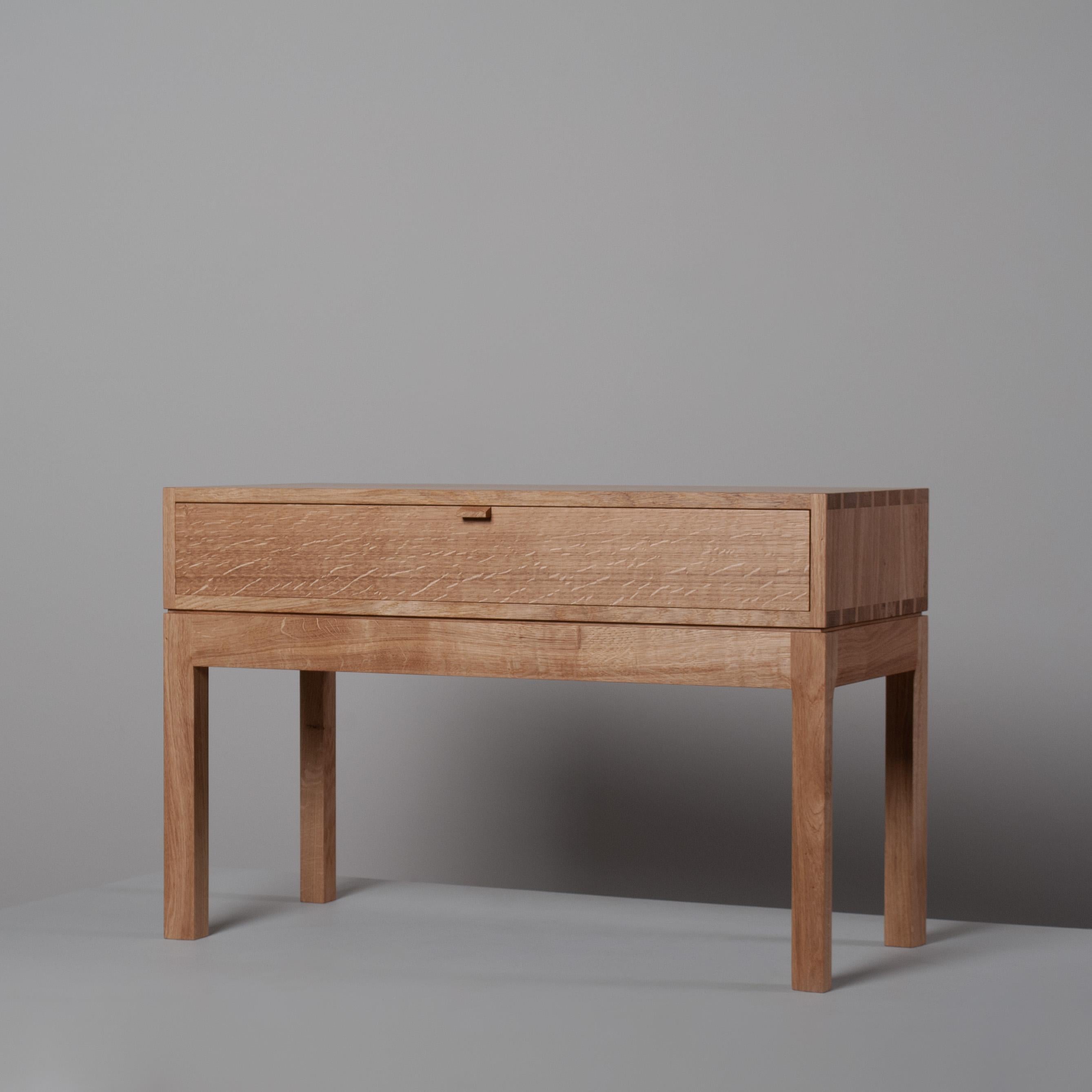 Table d'extrémité en chêne anglais, fabriquée à la main Stand de nuit en vente 6