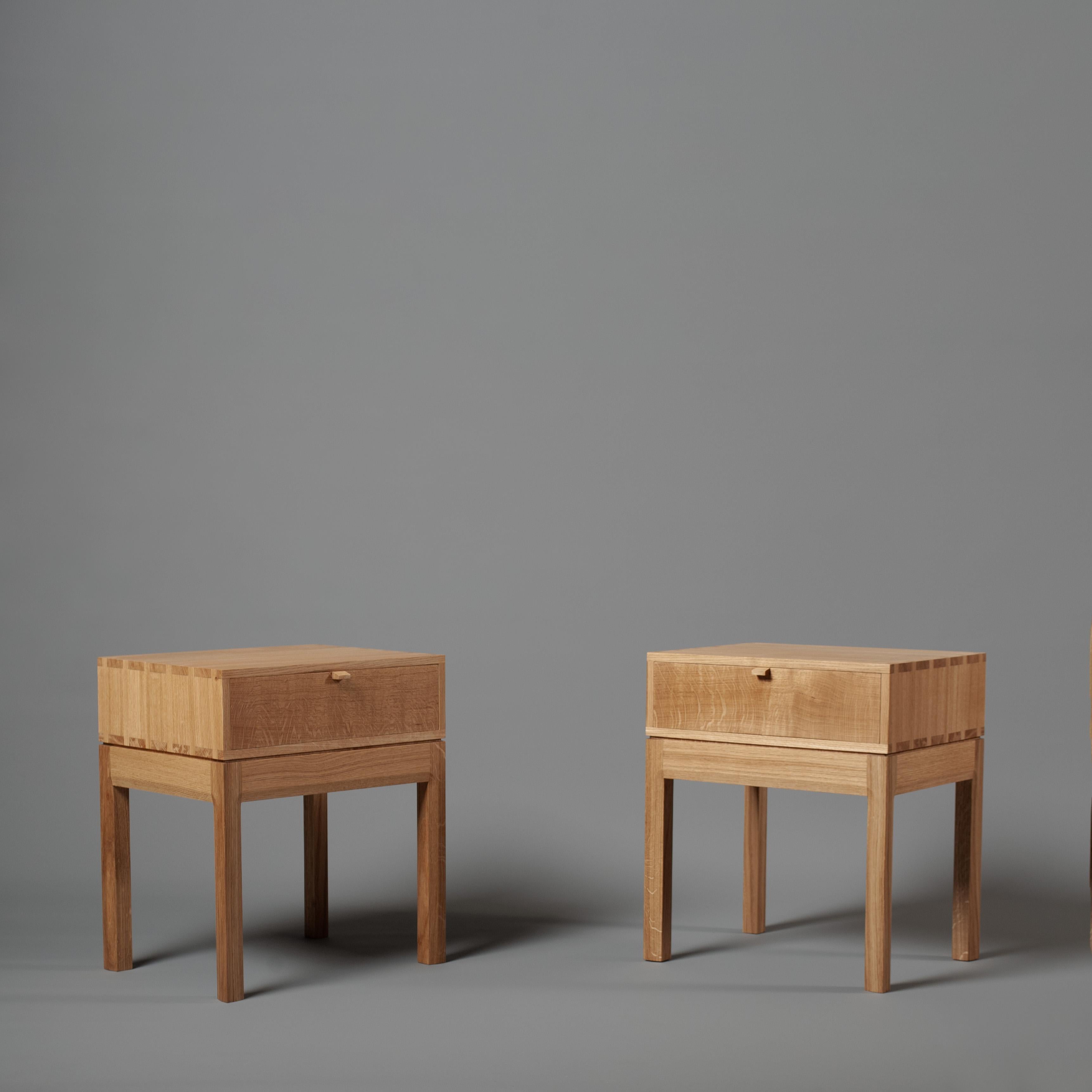 Moderno Tavolini artigianali in Oak inglese in vendita