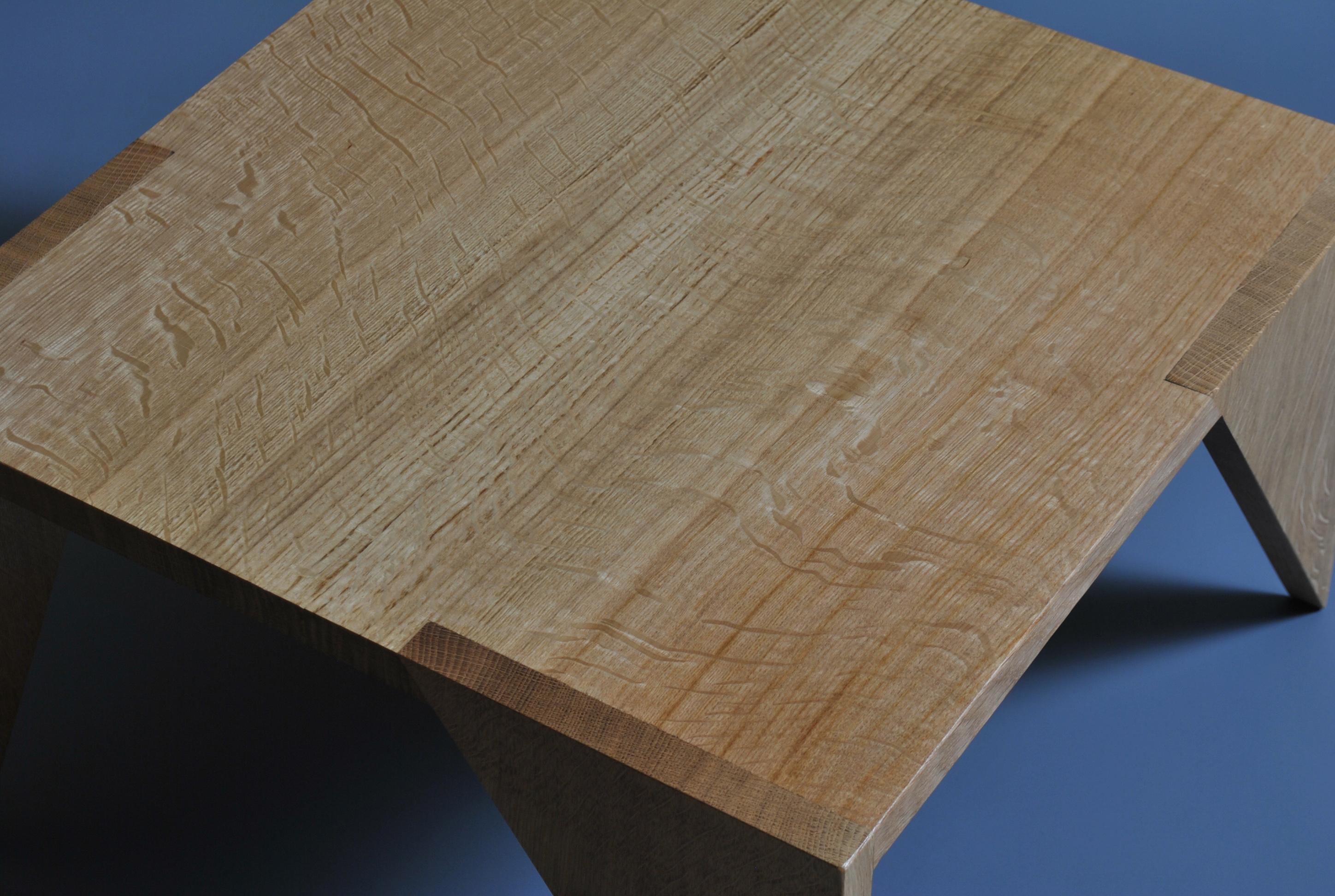 Fait main Table d'extrémité moderniste en chêne anglais fabriquée à la main en vente