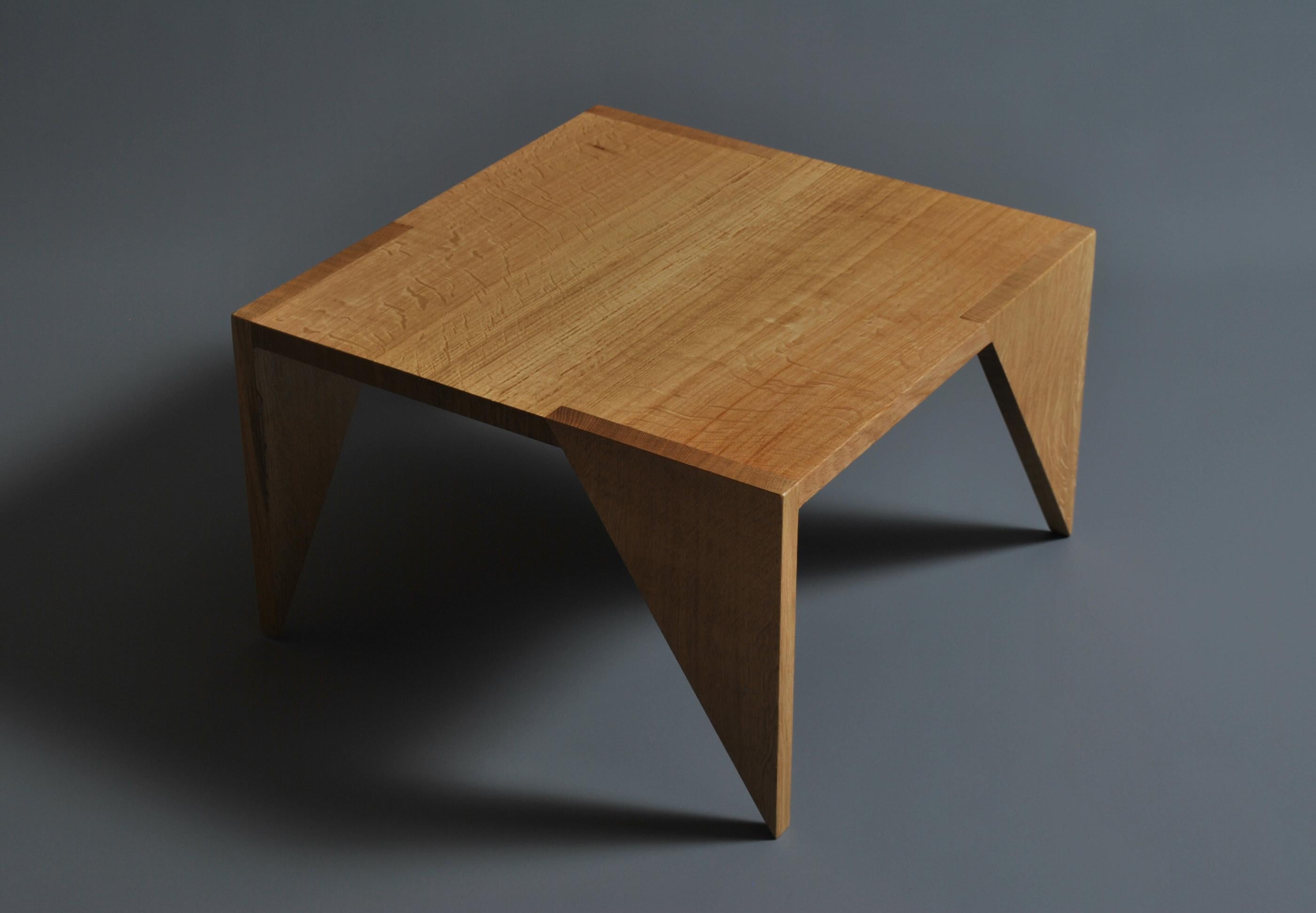 Chêne Table d'extrémité moderniste en chêne anglais fabriquée à la main en vente