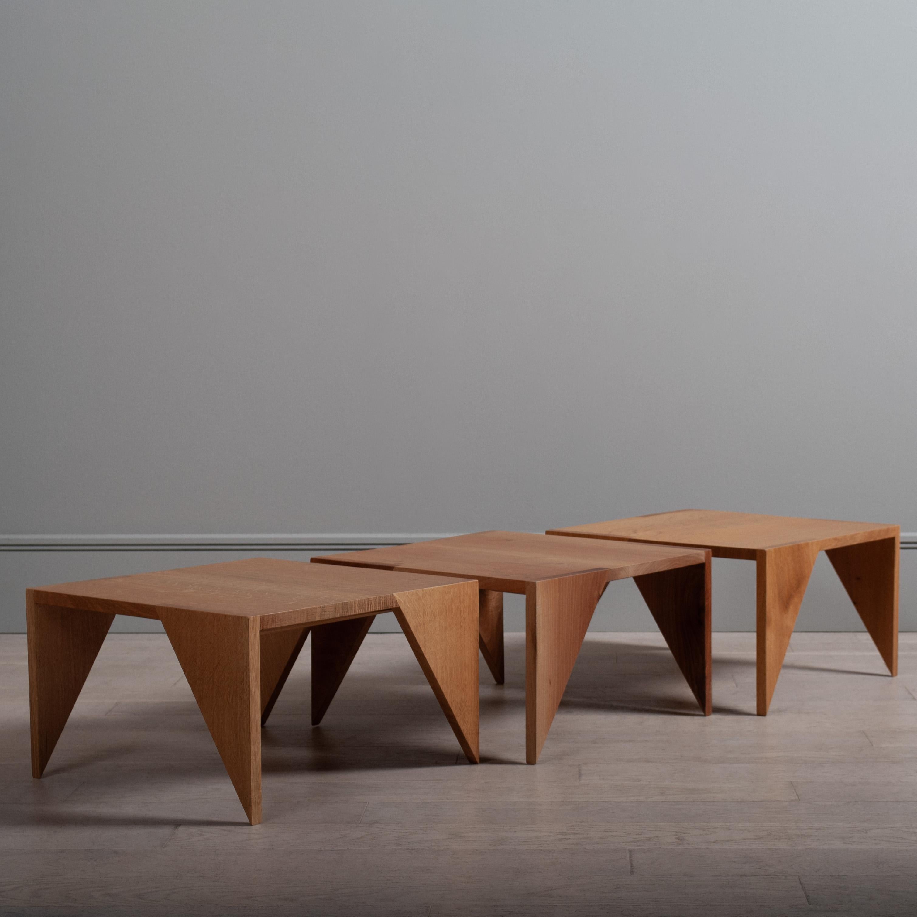 Handgefertigter modernistischer Tisch aus englischer Eiche (Postmoderne) im Angebot