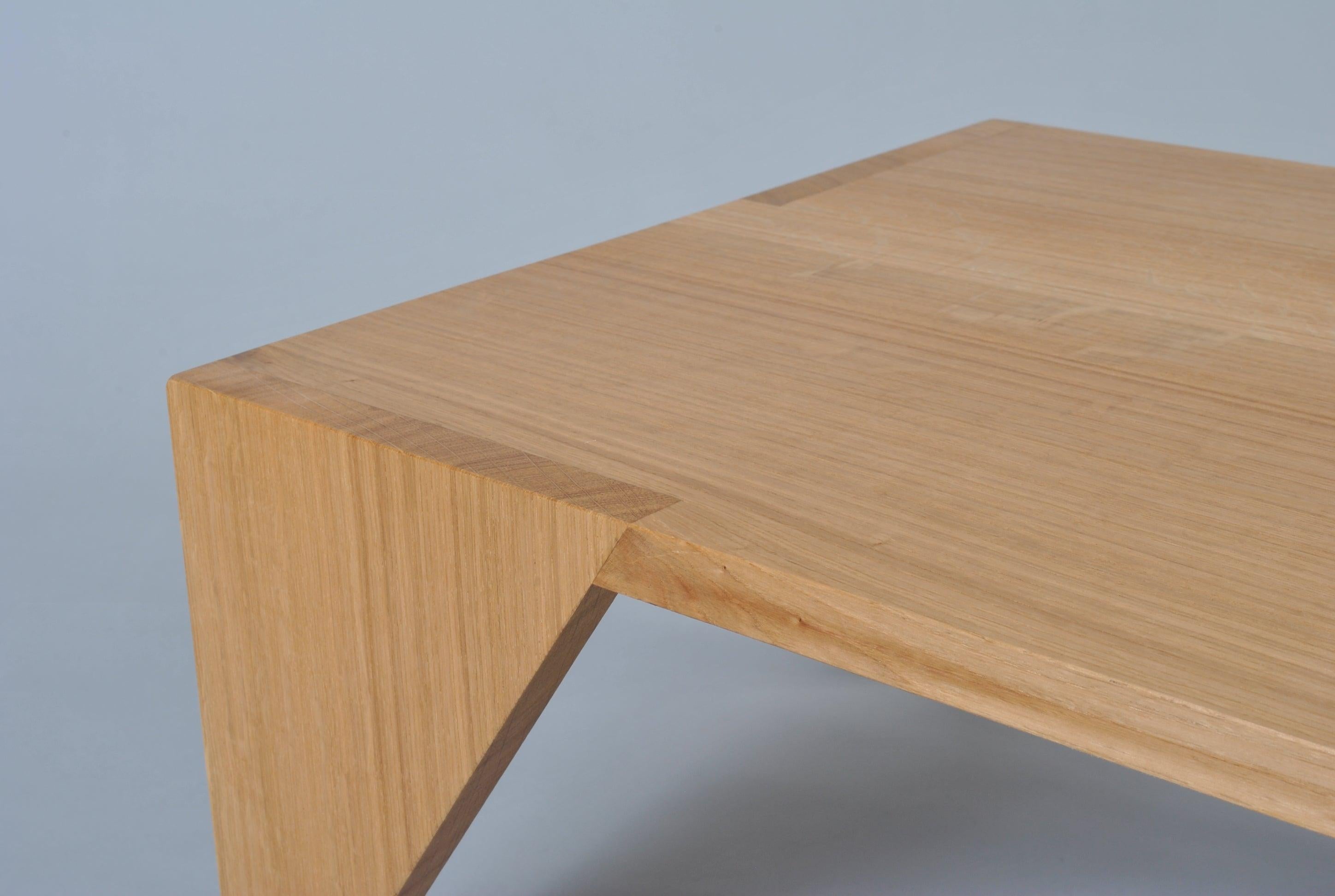 Handgefertigter modernistischer Tisch aus englischer Eiche im Angebot 1
