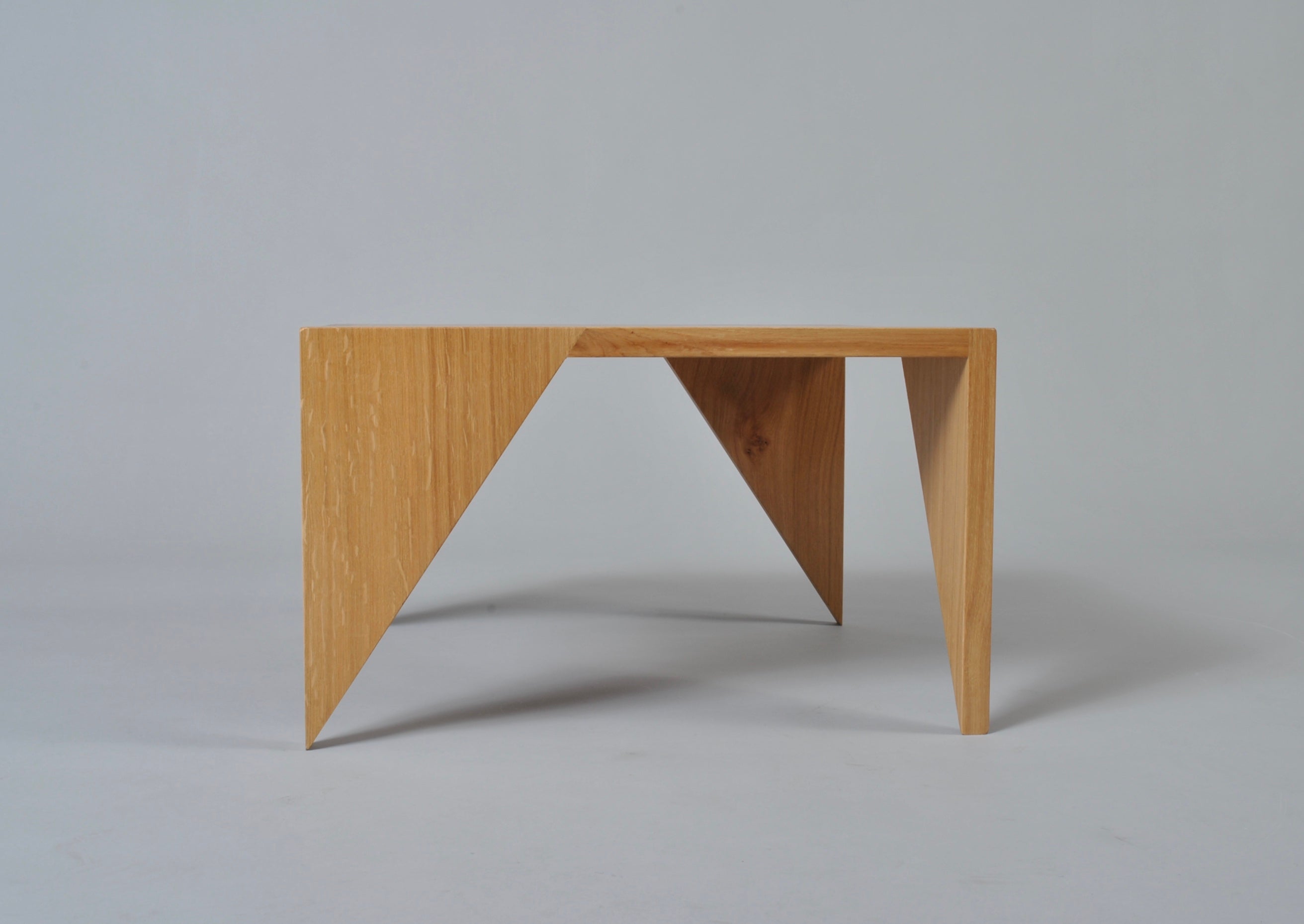 Mesa Modernista Artesanal de Roble Inglés en venta