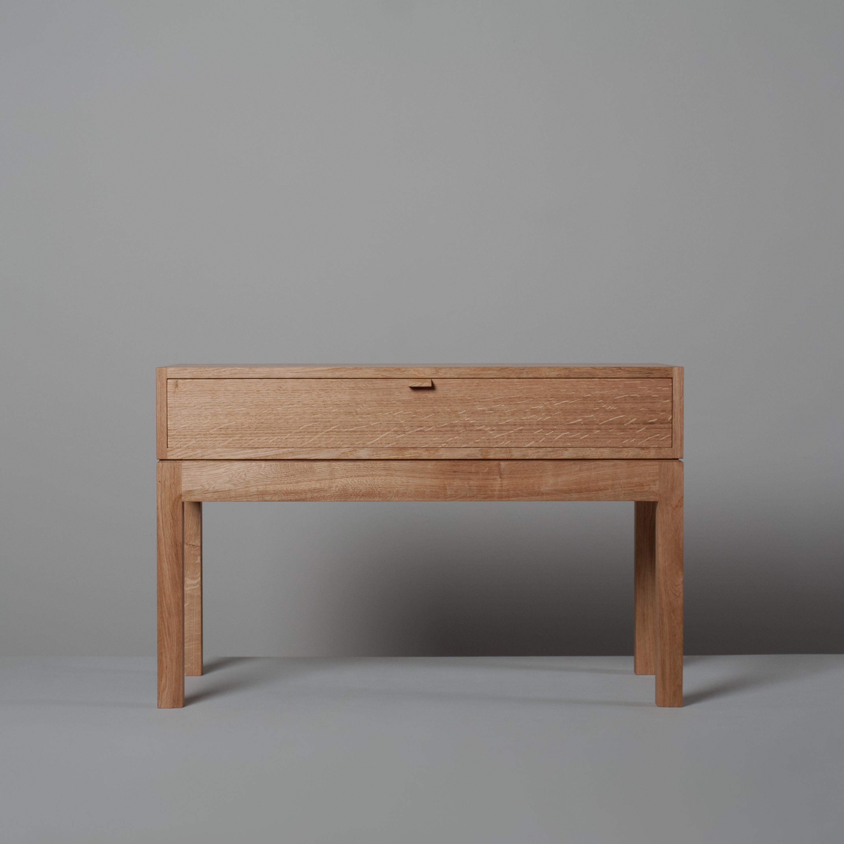 Table de nuit en chêne anglais, fabriquée à la main en vente 4