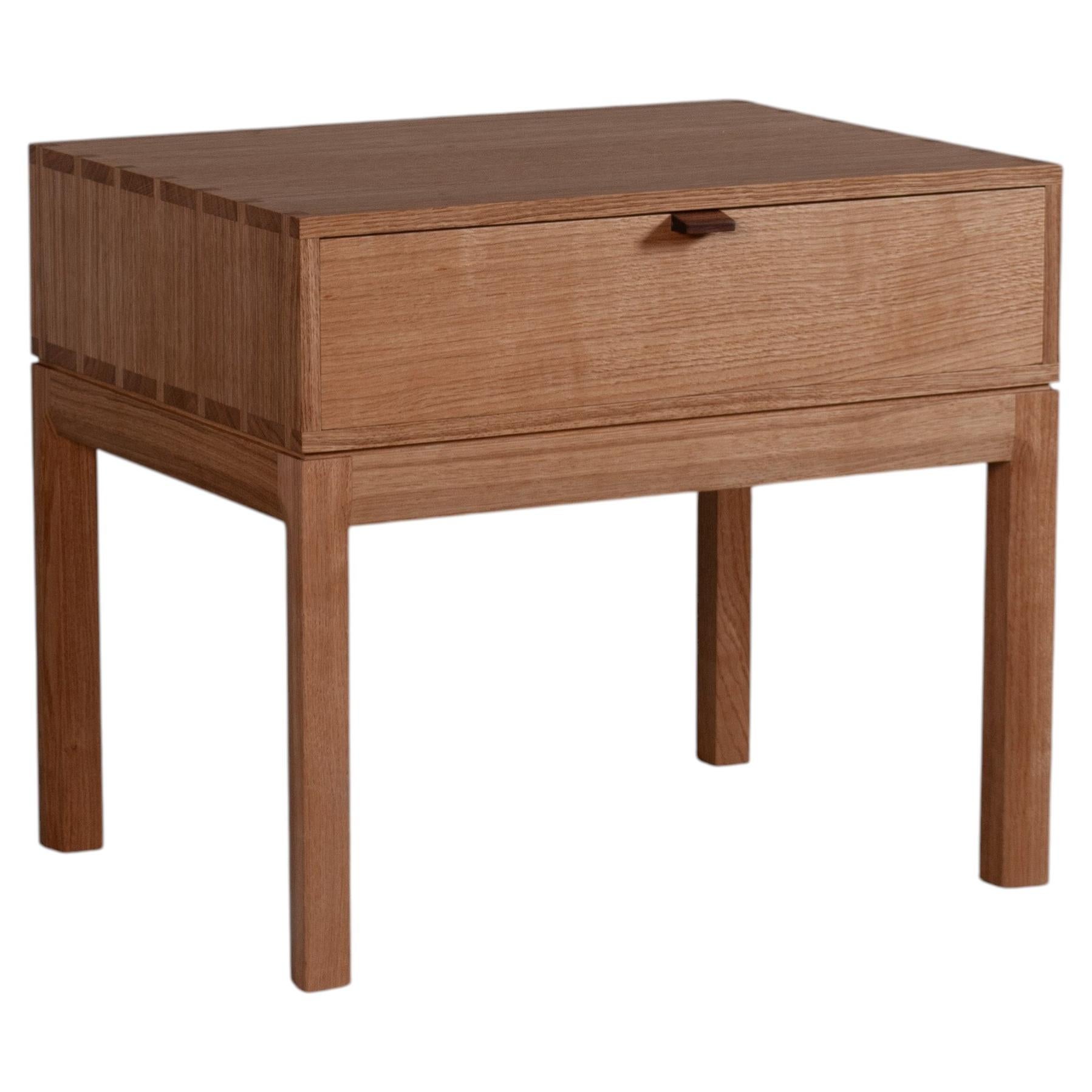 Handgefertigter Nachttisch aus englischer Eiche von SUM Furniture