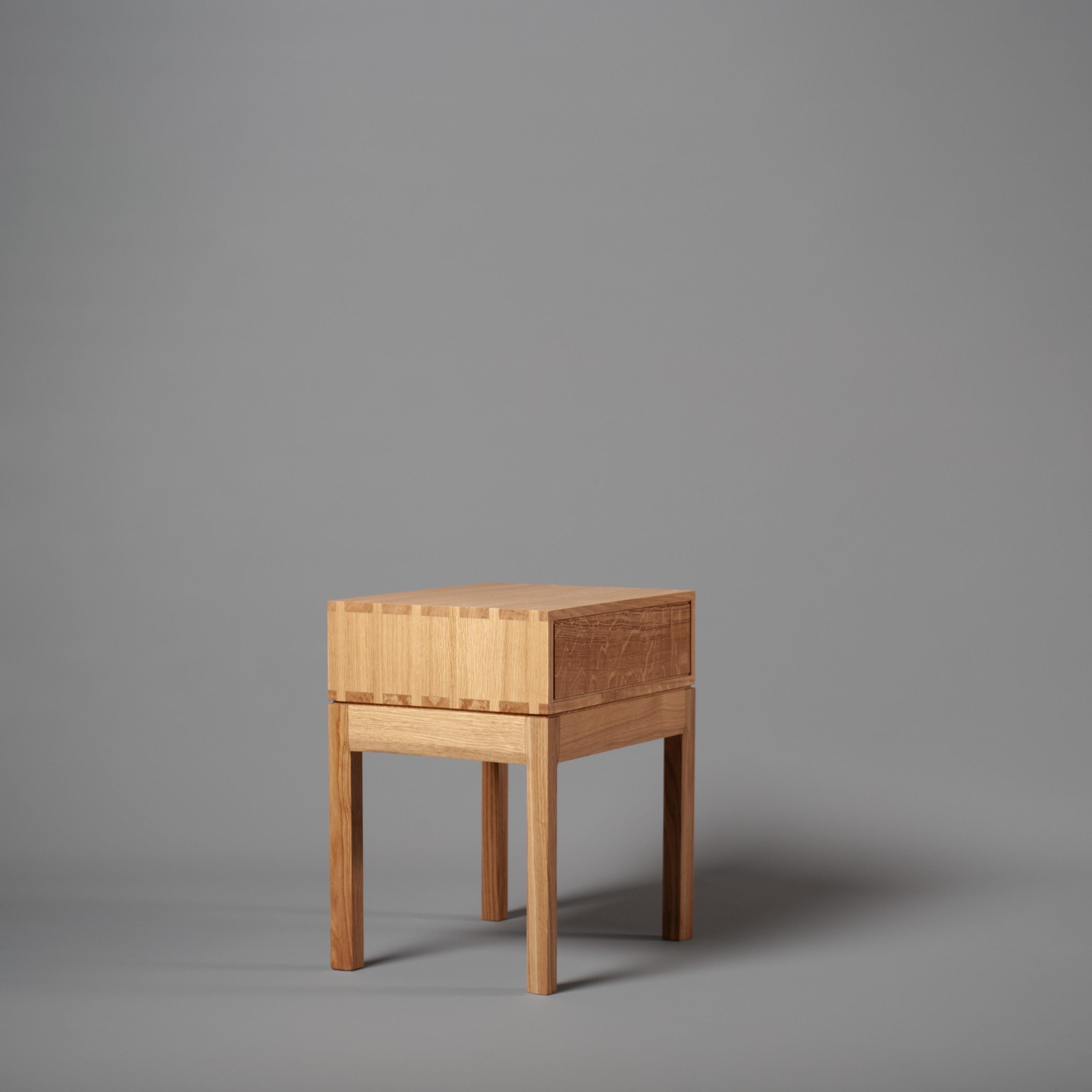 Handcrafted English Oak Night Stand (Handgefertigt) im Angebot