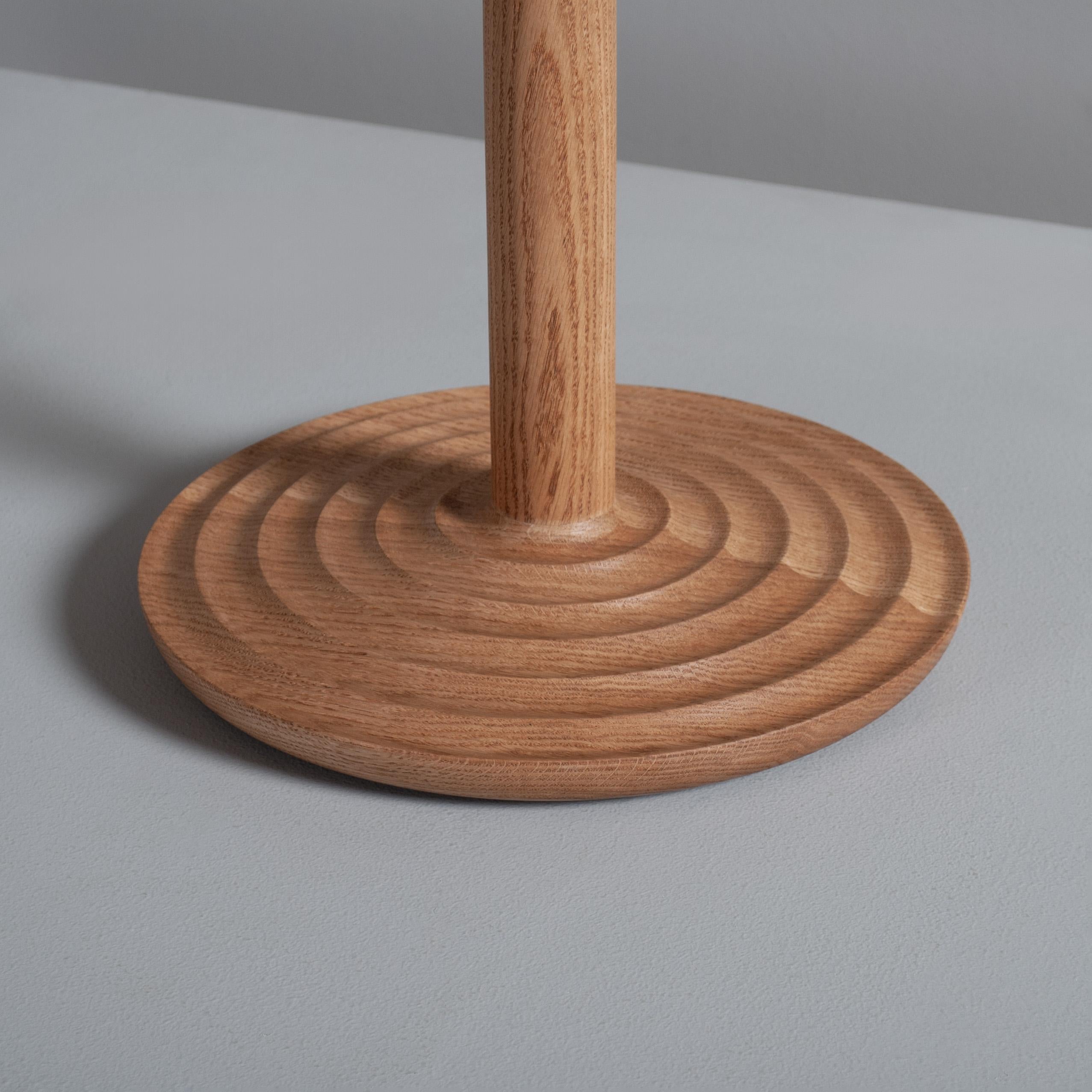Eleganter, handgefertigter und gedrechselter Beistelltisch im modernistischen Stil aus englischer Eiche. Schön geformter, konzentrisch gewellter, kreisförmiger Boden, der sich auf der Unterseite der Oberseite spiegelt. 
Wunderschön handgefertigt und
