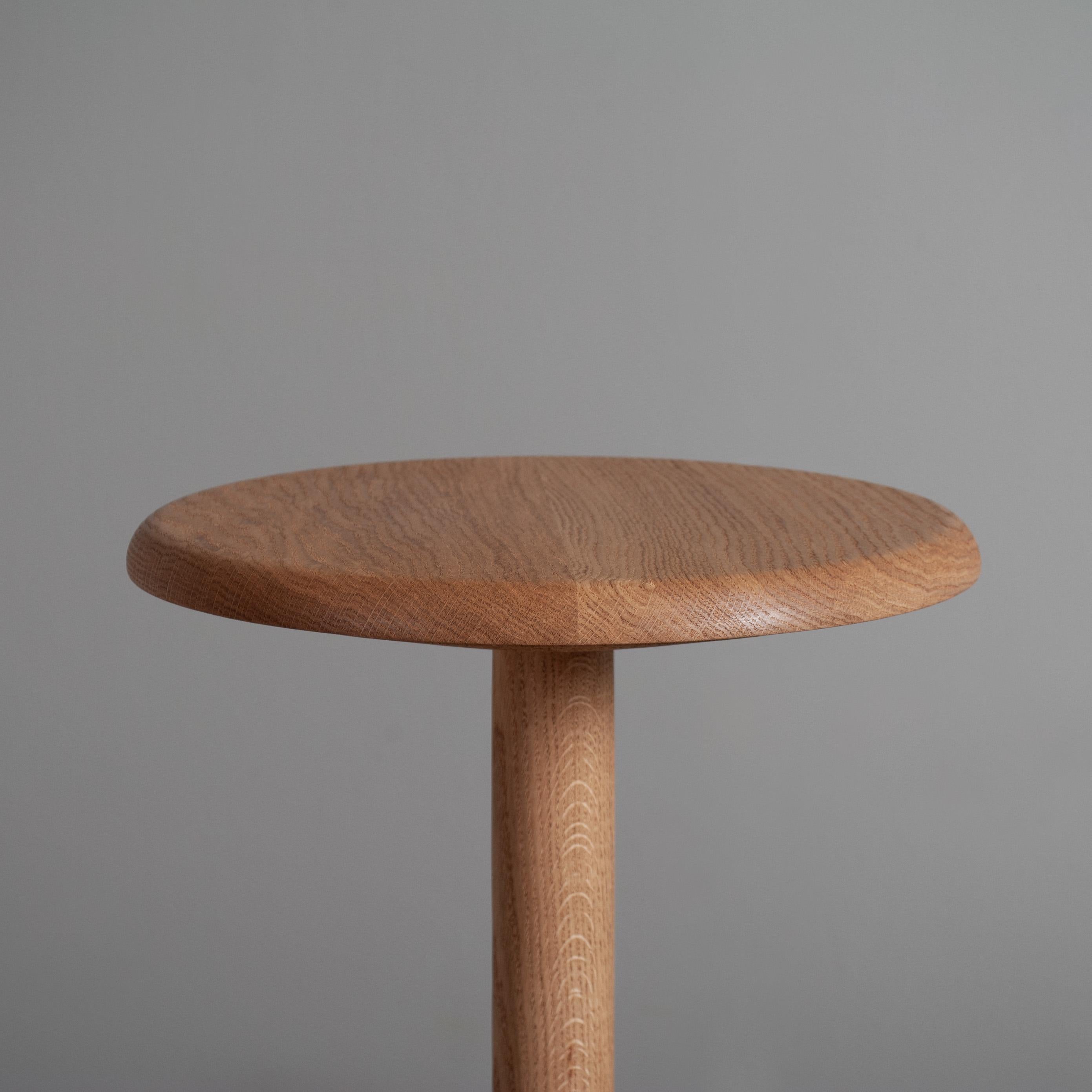 Handcrafted English Oak Beistelltisch (Moderne) im Angebot