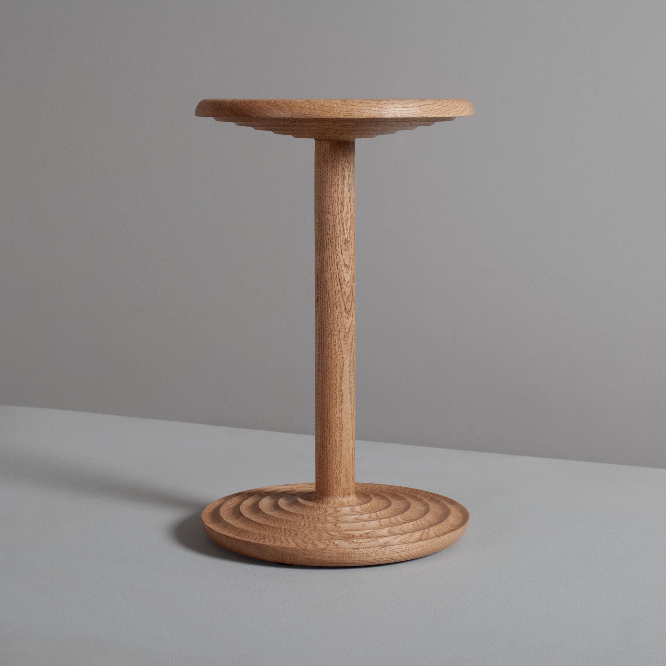 Handcrafted English Oak Beistelltisch (21. Jahrhundert und zeitgenössisch) im Angebot