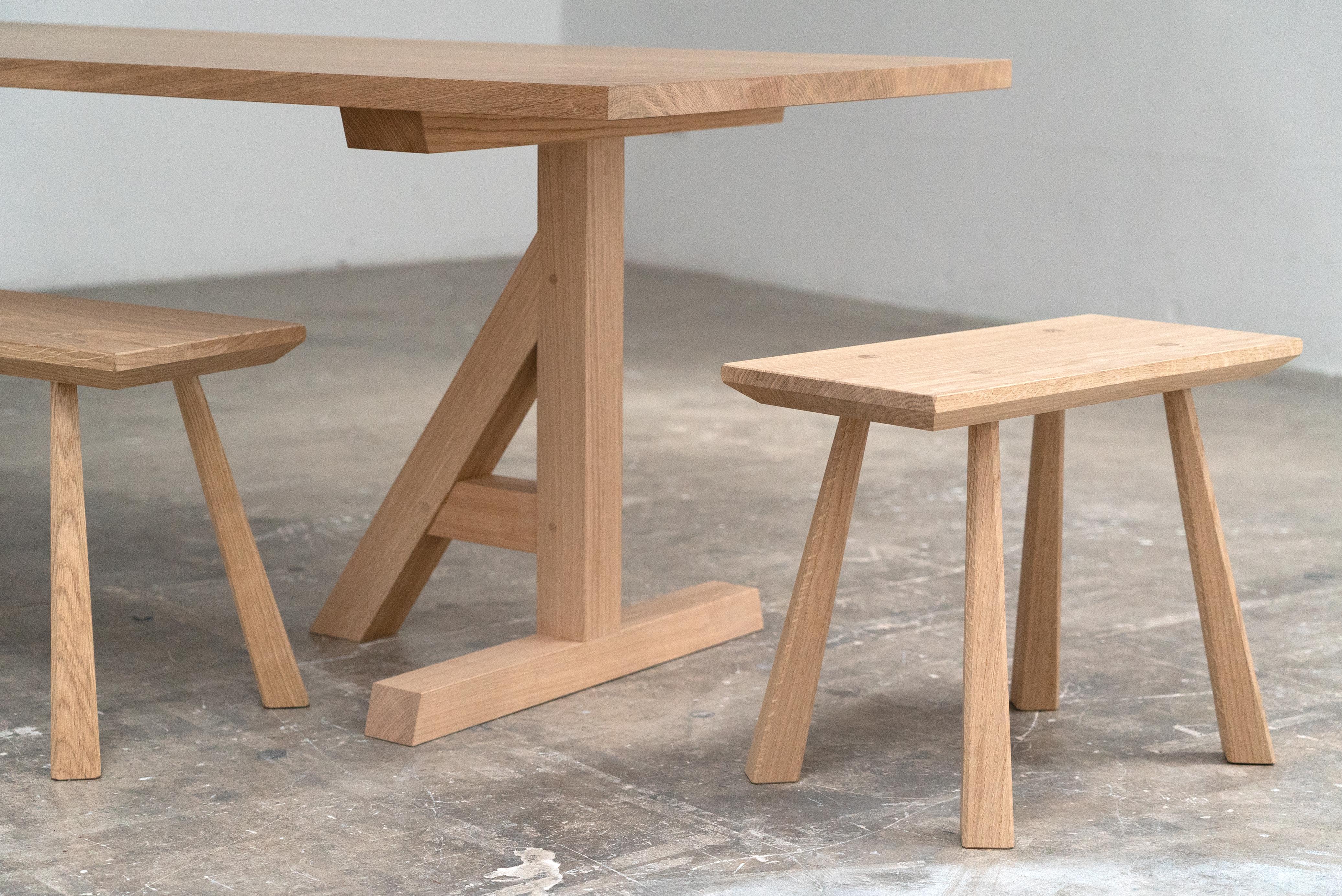 Moderne Table en chêne anglais fabriquée à la main en vente