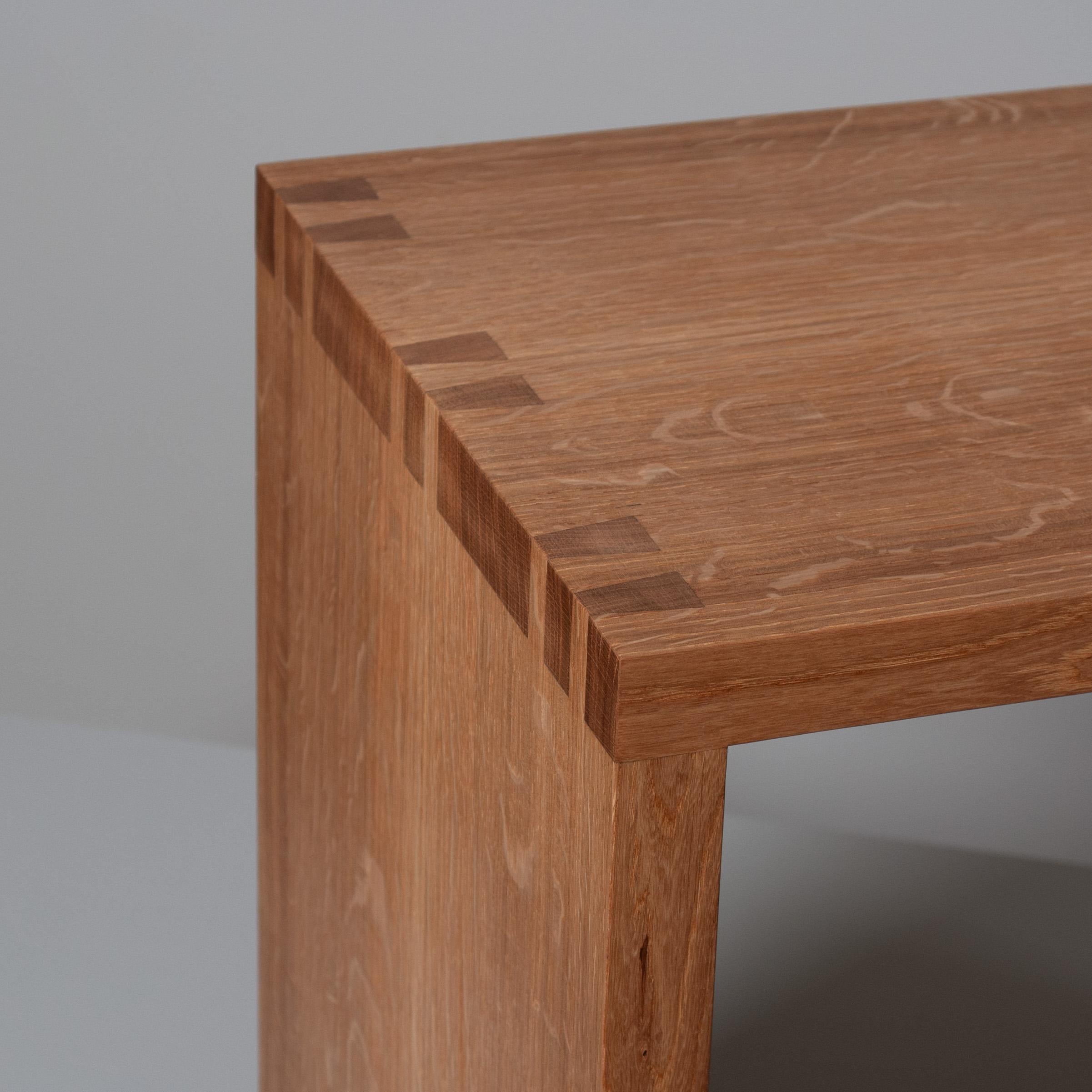 Nuestro nuevo taburete utilitario doble de cola de milano. Diseñados y fabricados a mano en Inglaterra con técnicas tradicionales de fabricación de muebles.  Un mueble multifuncional minimalista transformado con el uso del más bello roble inglés