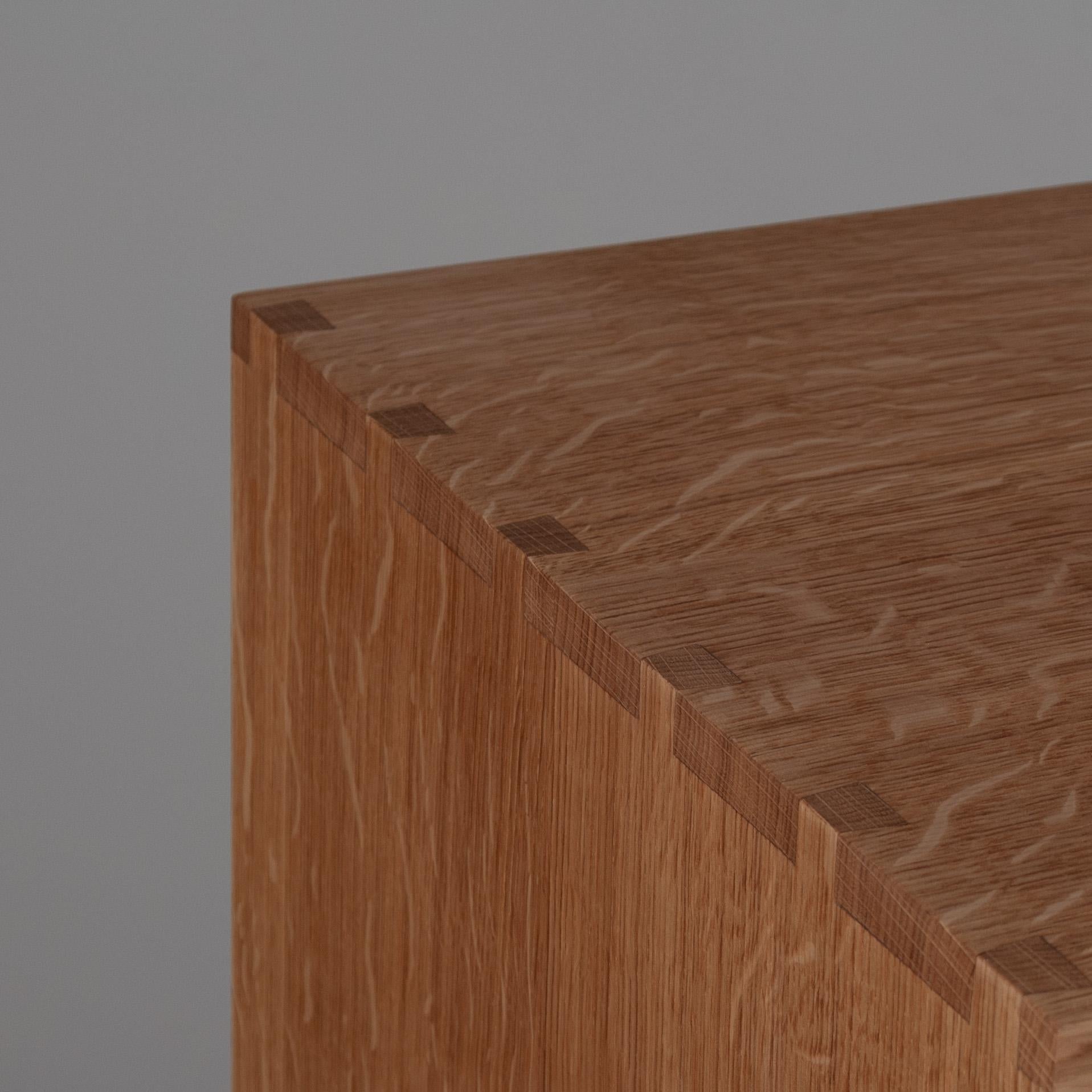 Cassettiera artigianale in Oak e Noce, Comodino in vendita 3