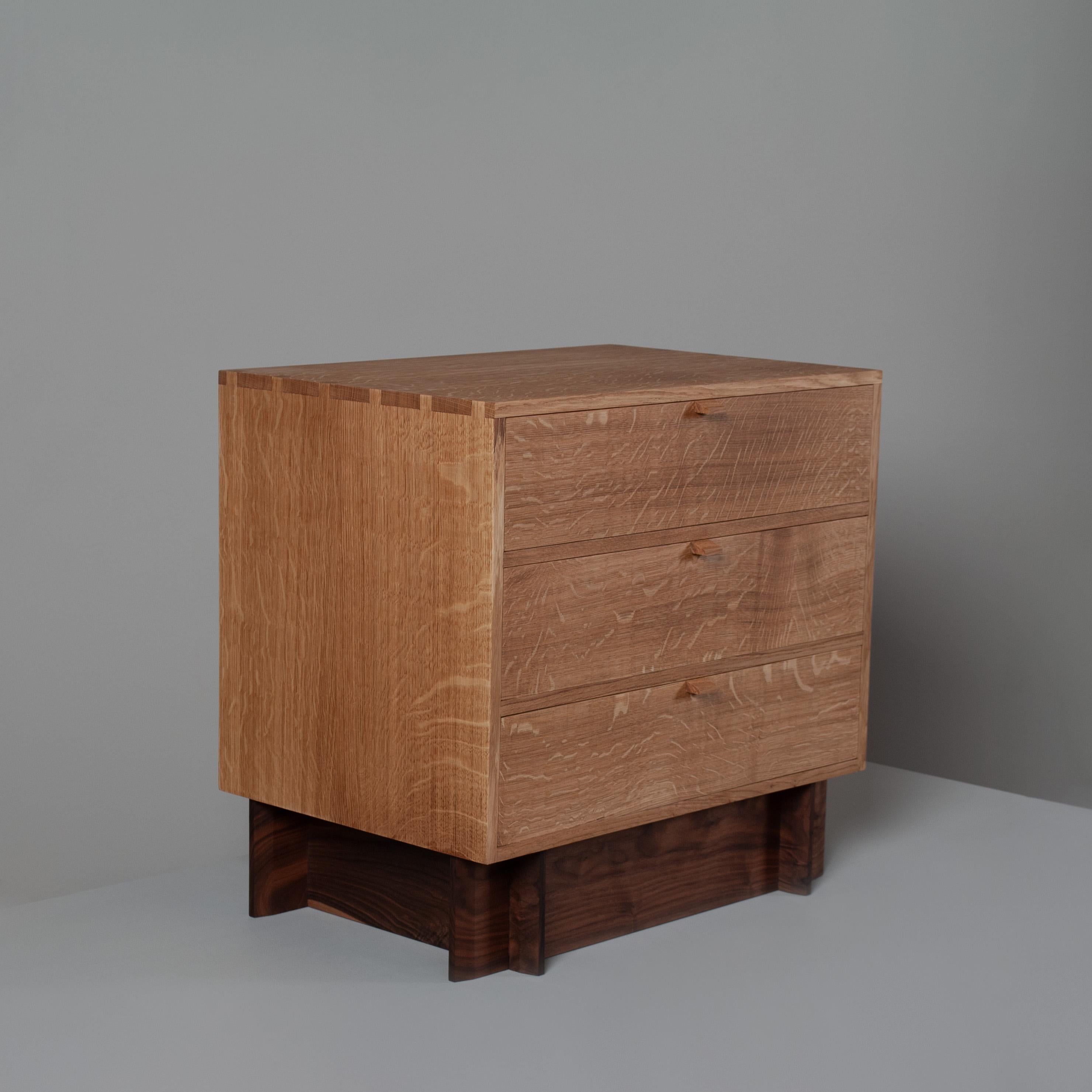 Moderno Cassettiera artigianale in Oak e Noce, Comodino in vendita