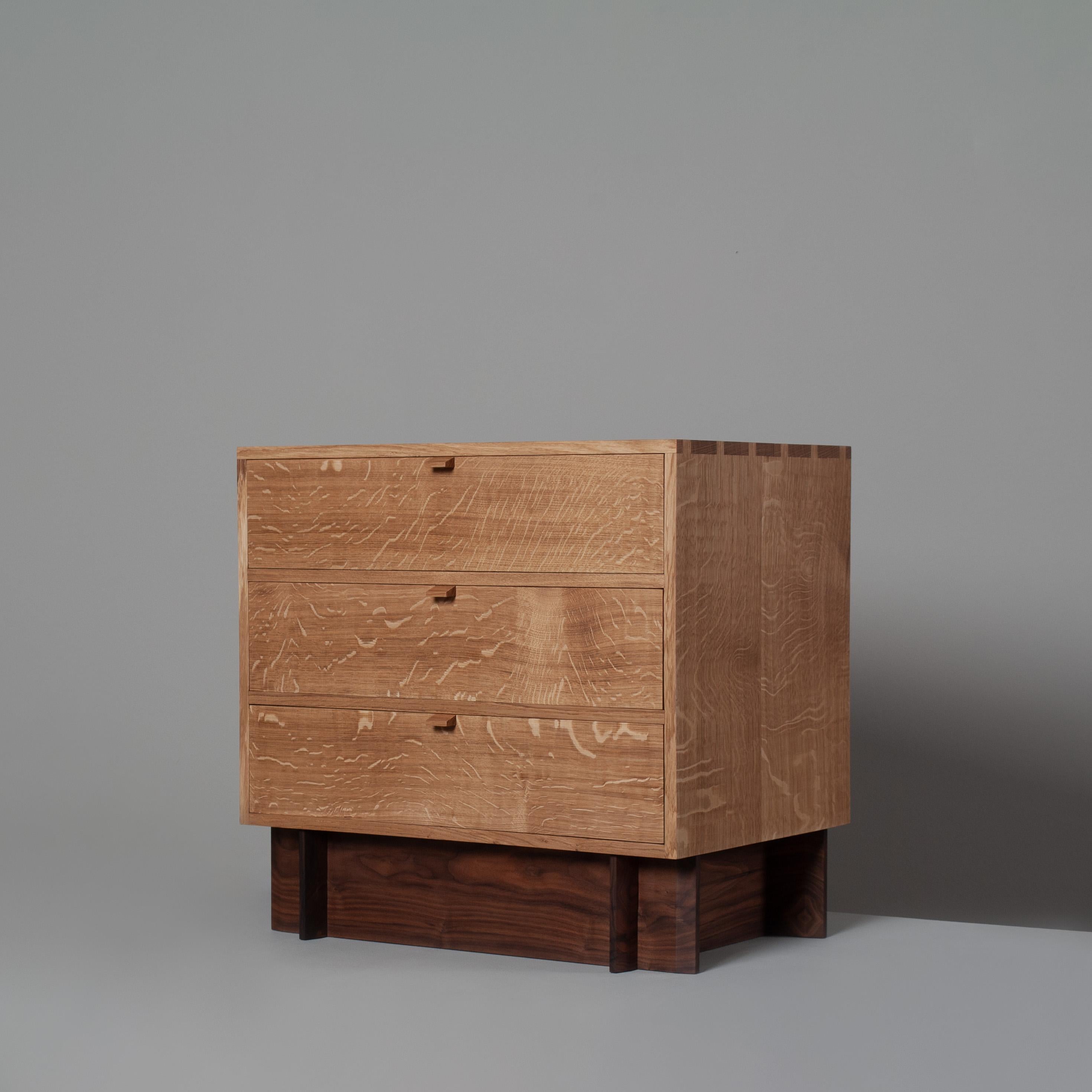 Inglese Cassettiera artigianale in Oak e Noce, Comodino in vendita
