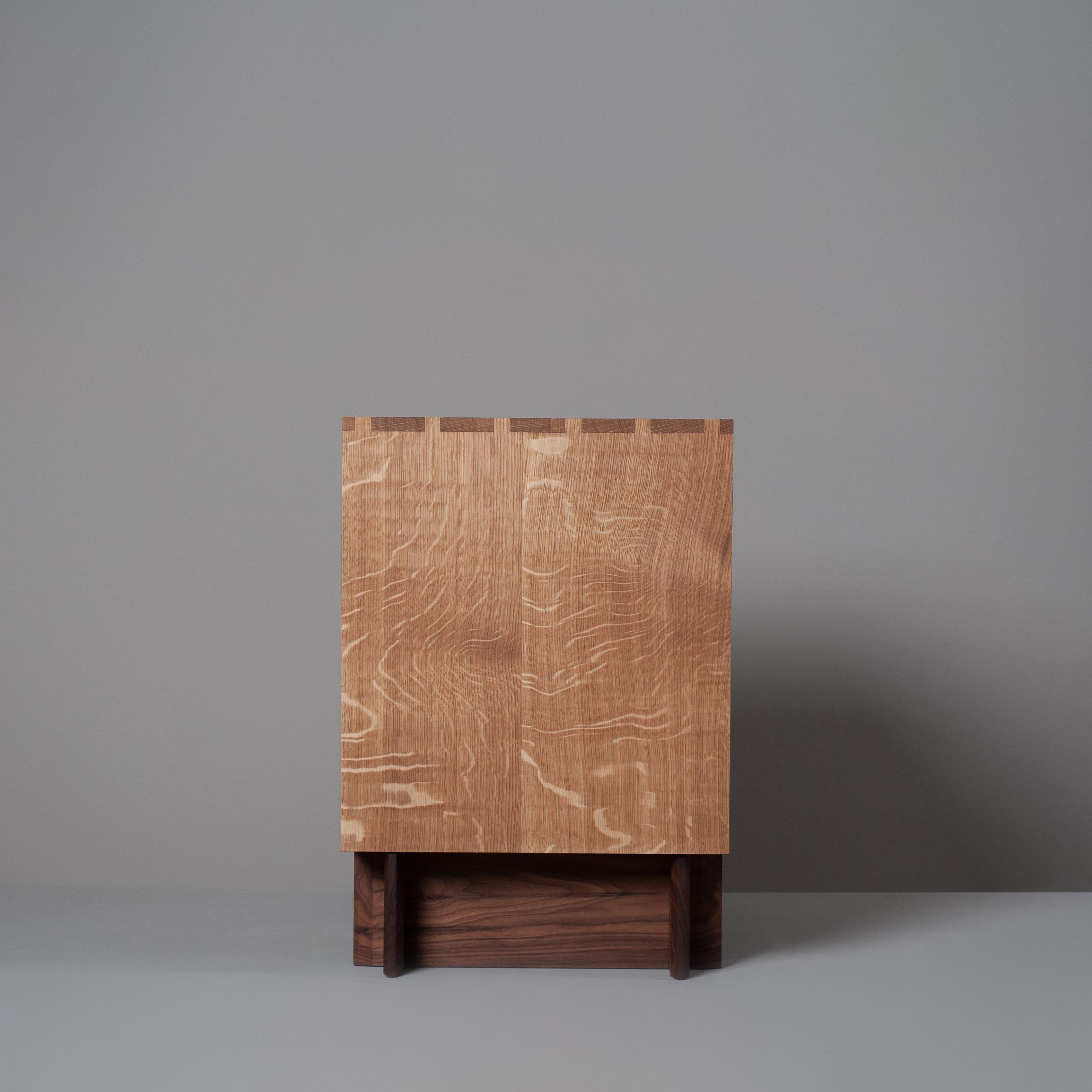 Fatto a mano Cassettiera artigianale in Oak e Noce, Comodino in vendita