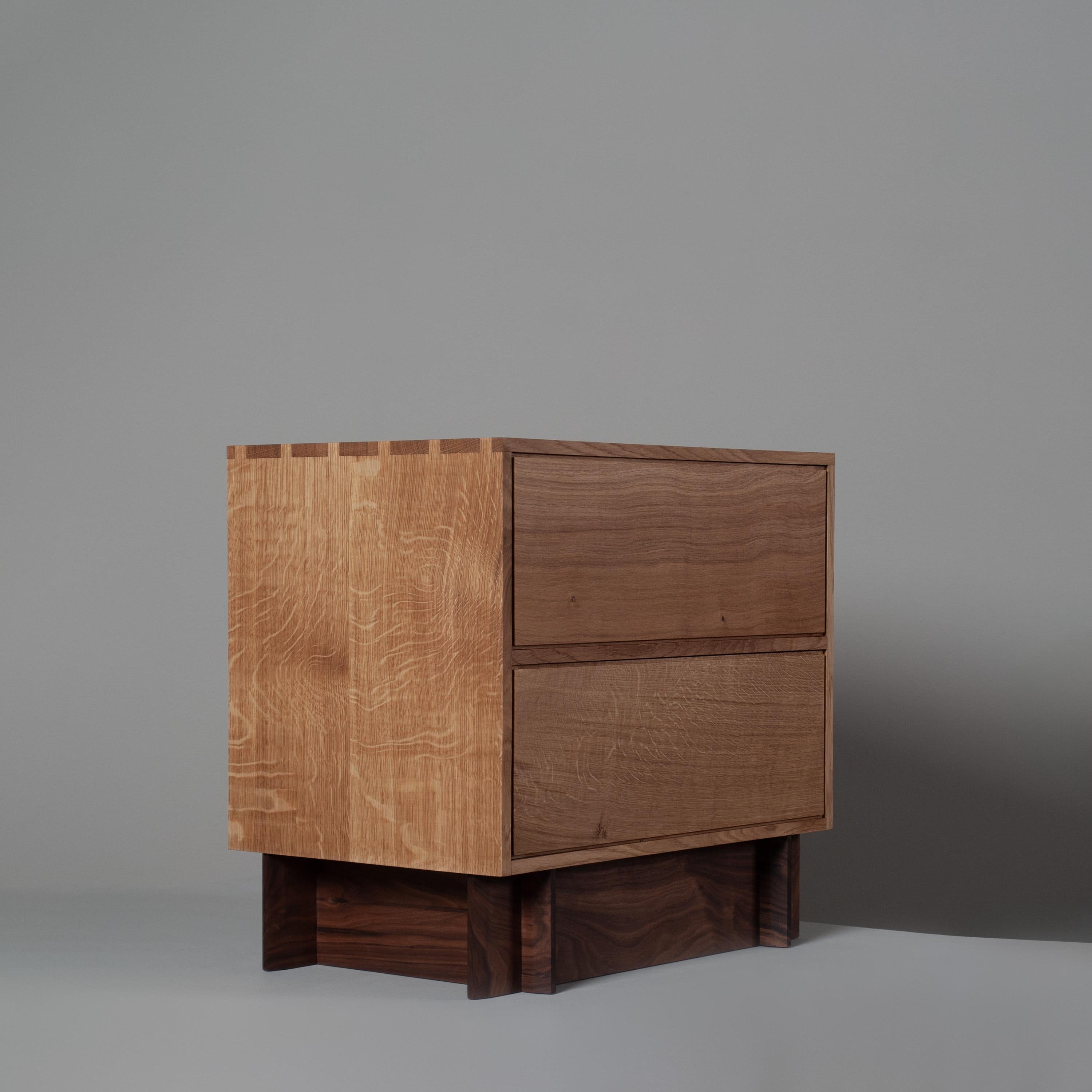 Cassettiera artigianale in Oak e Noce, Comodino In condizioni Nuovo in vendita a London, GB