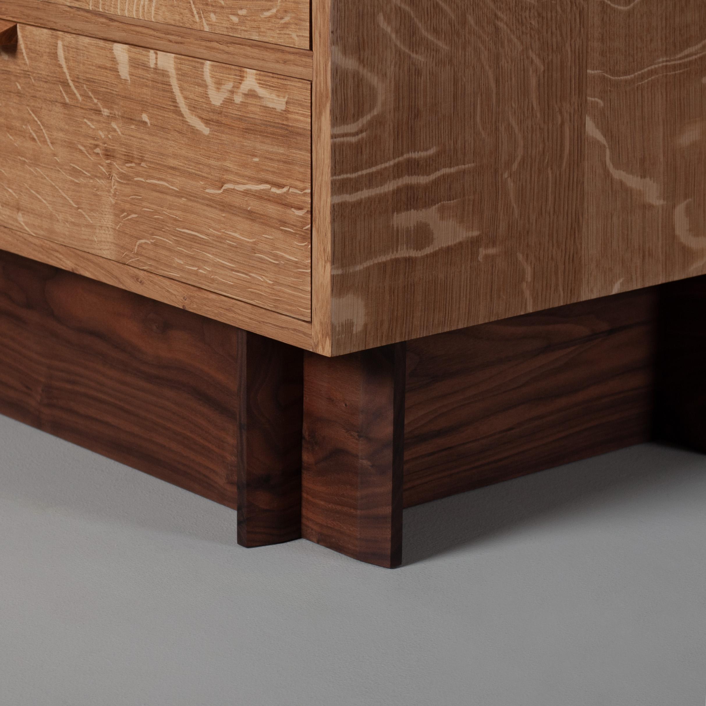 XXI secolo e contemporaneo Cassettiera artigianale in Oak e Noce, Comodino in vendita