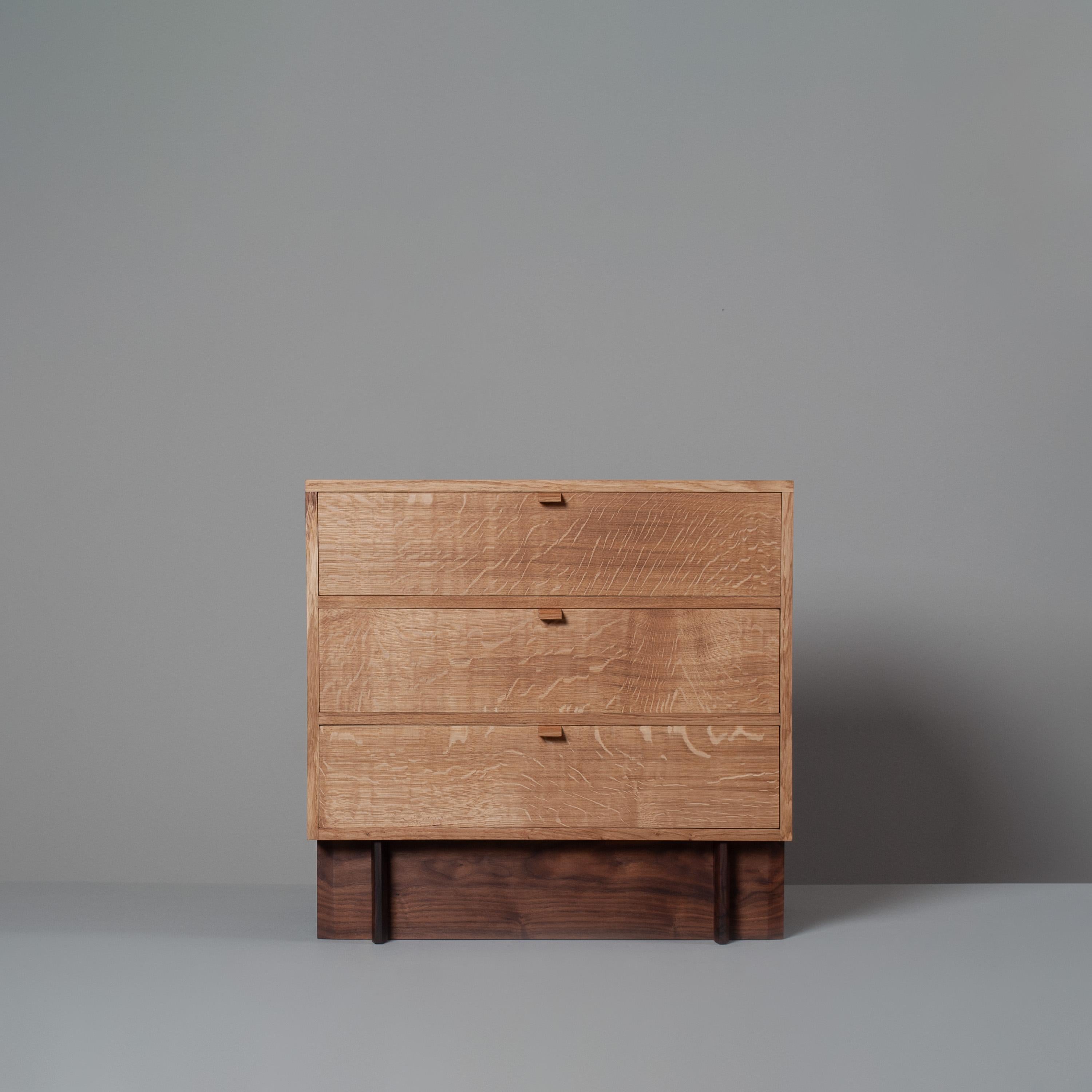 Quercia Cassettiera artigianale in Oak e Noce, Comodino in vendita
