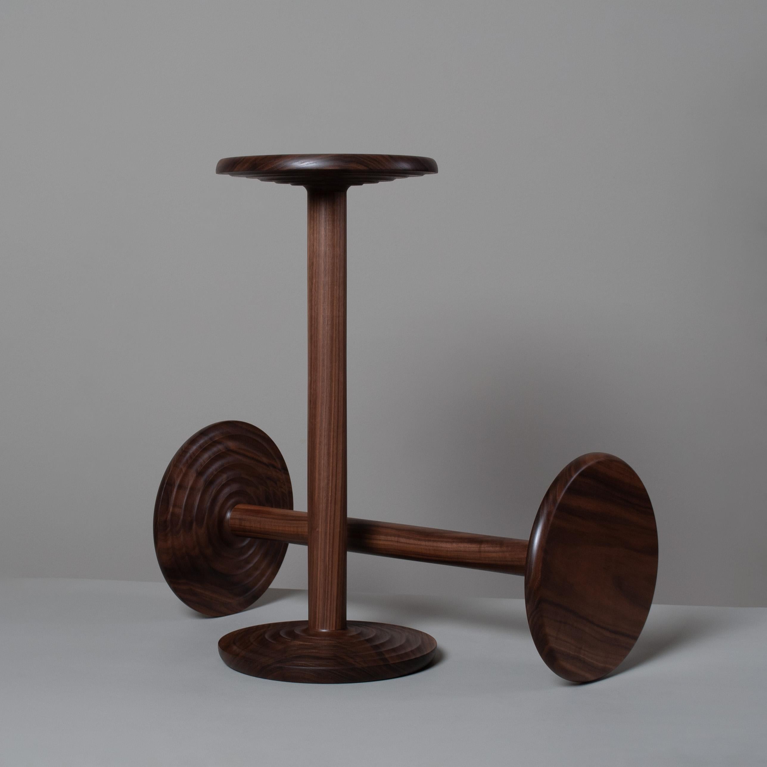 Zócalo/Pedestal o Jardinera inglesa bellamente torneada y hecha a mano en nogal. La base redondeada, torneada en ondulación, se estrecha hasta la columna, que se une a la superficie superior con una parte inferior torneada en ondulación reflejada.